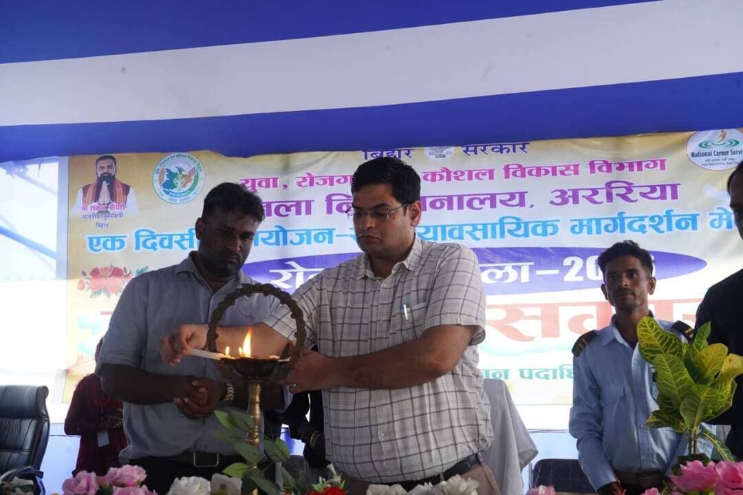 अररिया में जिला स्तरीय नियोजन -सह- व्यावसायिक मार्गदर्शन मेला आयोजित, 350 से अधिक अभ्यर्थियों का औपबंधिक रूप से चयन
युवा, रोजगार एवं कौशल विकास विभाग के अंतर्गत जिला नियोजनालय, अररिया द्वारा बुधवार को संयुक्त श्रम भवन, अररिया के प्रांगण में जिला स्तरीय एक दिवसीय नियोजन -सह- व्यावसायिक मार्गदर्शन मेला आयोजित किया गया। मेले का मुख्य उद्देश्य जिले के युवाओं को निजी क्षेत्र में रोजगार के अवसर उपलब्ध कराना तथा उन्हें रोजगार एवं कौशल विकास के लिए मार्गदर्शन प्रदान करना रहा। नियोजन मेला का उद्घाटन जिलाधिकारी श्री विनोद दूहन द्वारा दीप प्रज्वलित कर किया गया।
इस अवसर पर जिलाधिकारी ने कहा कि युवाओं को उनकी योग्यता एवं कौशल के अनुरूप नियोजन मेले के माध्यम से जिले एवं बिहार राज्य में निजी क्षेत्र के विभिन्न प्रतिष्ठानों द्वारा युवाओं के लिए रोजगार के अवसर उपलब्ध कराए जा रहे हैं।
उन्होंने कहा कि वर्तमान समय में रोजगार के साथ-साथ कौशल विकास भी अत्यंत महत्वपूर्ण है। युवाओं को अपनी रुचि एवं क्षमता के अनुरूप कौशल विकसित कर रोजगार की आवश्यकताओं के अनुरूप स्वयं को तैयार करने की अपील की। उन्होंने उपस्थित अभ्यर्थियों को नियोजन मेले में उपलब्ध विभिन्न रोजगार अवसरों की जानकारी प्राप्त करने, अपनी योग्यता के अनुरूप पदों के लिए आवेदन करने तथा चयन प्रक्रिया में उत्साहपूर्वक भाग लेने के लिए प्रेरित किया।
जिला नियोजनालय के अनुसार, यह मेला पहली बार पूर्णत: बिहार रोजगार सेतु पोर्टल के माध्यम से आयोजित किया गया था। जिसमें जिलेभर से लगभग 1500 अभ्यर्थियों ने बिहार रोजगार सेतु पोर्टल पर अपना निबंधन कराया था। मेले में निजी क्षेत्र के 18 नियोजकों ने लगभग 800 रिक्तियों के साथ भाग लिया। नियोजकों द्वारा 1200 से अधिक बायोडाटा प्राप्त किए गए, जिनमें से 350 से अधिक अभ्यर्थियों का औपबंधिक रूप से चयन किया गया।
इसके अतिरिक्त, मेले में पांच सरकारी स्टॉलों के माध्यम से अभ्यर्थियों को विभिन्न योजनाओं एवं रोजगार संबंधी अवसरों की जानकारी तथा मार्गदर्शन प्रदान किया गया।
नियोजन मेले का संचालन श्री आदित्य प्रकाश, जिला नियोजन पदाधिकारी, अररिया, जिला कौशल प्रबंधक, अररिया, कनीय सांख्यिकी सहायक एवं जिला नियोजनालय के कर्मियों द्वारा किया गया। मौके पर अपर समाहर्ता आपदा प्रबंधन अररिया, सहायक कोषागार पदाधिकारी एवं संबंधित पदाधिकारी गण उपस्थित थे।