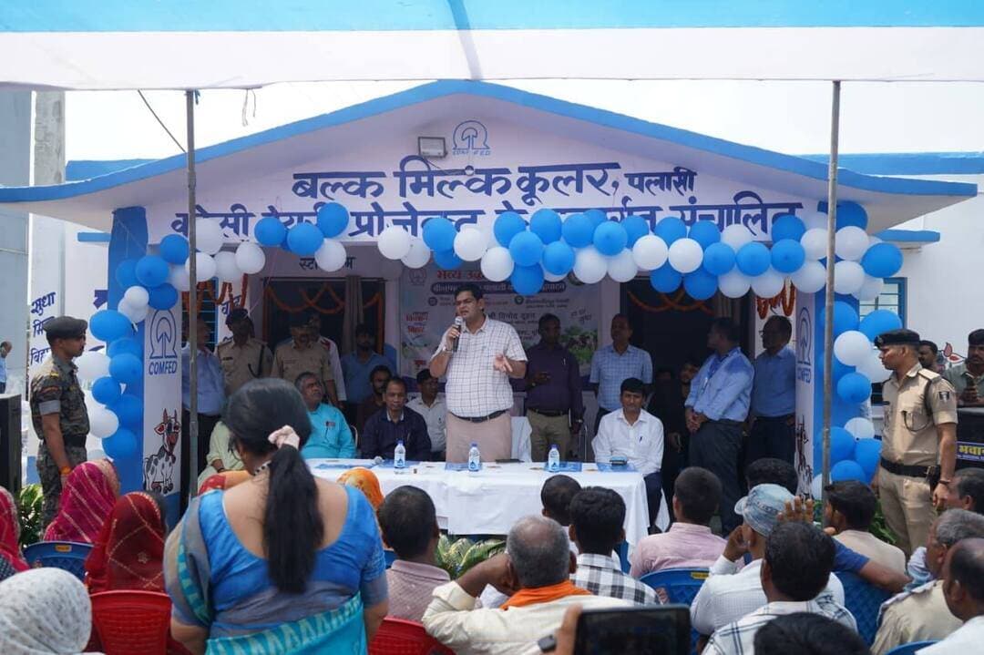 अररिया पलासी में 5000 लीटर क्षमता वाले बल्क मिल्क कूलर का जिलाधिकारी ने किया उद्घाटन, 19 नवगठित दुग्ध समितियों को मिले दूध संग्रहण हेतु मिल्क कैन एवं जाँच सामग्री
कोसी डेयरी प्रोजेक्ट के अंतर्गत पलासी प्रखंड में 5000 लीटर दूध शीतलीकरण क्षमता वाले बल्क मिल्क कूलर का जिला पदाधिकारी अररिया श्री विनोद दूहन द्वारा उद्घाटन किया गया। इस अवसर पर जिलाधिकारी ने कहा कि दुग्ध उत्पादन से जुड़े किसानों की आय बढ़ाने तथा उन्हें दूध के उचित मूल्य का लाभ दिलाने में दुग्ध सहकारी समितियों और आधुनिक दुग्ध संग्रहण व्यवस्था की महत्वपूर्ण भूमिका है।
जिलाधिकारी ने कहा कि पलासी में बल्क मिल्क कूलर की स्थापना से स्थानीय पशुपालक किसानों को दूध के संग्रहण एवं शीतलीकरण की बेहतर सुविधा मिलेगी। उन्होंने कहा कि इस क्षेत्र में दुग्ध उत्पादन को बढ़ावा देने के लिए अधिक से अधिक पशुपालकों को दुग्ध उत्पादक सहयोग समितियों से जोड़ा जाए। उन्होंने संबंधित अधिकारियों एवं डेयरी पदाधिकारियों को निर्देश दिया कि समितियों के माध्यम से नियमित रूप से दूध संग्रहण सुनिश्चित किया जाए तथा किसानों को दूध की गुणवत्ता एवं स्वच्छता के संबंध में भी जागरूक किया जाए।
बल्क मिल्क कूलर, पलासी के संचालन के प्रथम दिन 28 दुग्ध उत्पादक सहयोग समितियों द्वारा कुल 450 लीटर दूध उपलब्ध कराया गया। वहीं, इस अवसर पर जिले के नवनिर्मित 19 दुग्ध उत्पादक सहयोग समितियों को दूध संग्रहण हेतु मिल्क कैन एवं जाँच सामग्री से संबंधित अन्य आवश्यक उपकरण भी उपलब्ध कराए गए।
जिलाधिकारी ने पशुपालक किसानों से दुग्ध उत्पादन को आय के स्थायी एवं अतिरिक्त स्रोत के रूप में अपनाने तथा अधिक से अधिक किसानों को सहकारी व्यवस्था से जुड़ने का आह्वान किया। कार्यक्रम में जिला गव्य विकास पदाधिकारी अररिया, मुख्य कार्यपालक पदाधिकारी कोसी डेयरी प्रोजेक्ट पूर्णिया, प्लांट प्रभारी सहित बड़ी संख्या में दुग्ध उत्पादक सहयोग समितियों से जुड़े पशुपालक किसान उपस्थित थे।