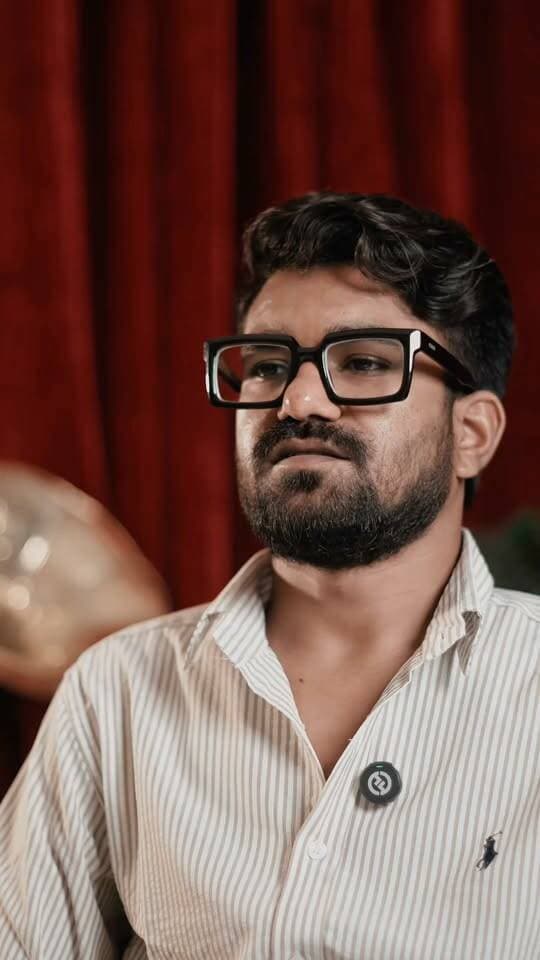 गरबा सिर्फ एक डांस नहीं… एक याद होती है और इन खूबसूरत यादों को अपने कैमरे में कैद करने के लिए हमारे साथ जुड़े हैं @apfankit
RudraRaas में हर पल को यादगार बनाने की जिम्मेदारी होगी @apf.reels
की...
Rudra Raas by Hello! Dewas
#dewas #hellodewas