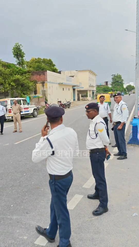 यातायात नियमों को लेकर पुलिस की सख्ती, नियम तोड़ने वालों पर कार्रवाई
#खबरेंअभीतक #KhabareAbhiTak #TrafficPolice #MauNews