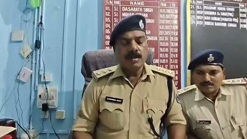 गया में 27 लाख की रंगदारी के लिए युवक का अपहरण, Instagram पर प्रेमजाल बिछाकर बुलाया था
गया: गया जिले के रामपुर थाना क्षेत्र में 27 लाख रुपये की रंगदारी के लिए युवक के अपहरण का सनसनीखेज मामला सामने आया है। नगर पुलिस उपाधीक्षक-2 धर्मेंद्र भारती ने प्रेस कॉन्फ्रेंस कर पूरे मामले का खुलासा किया।
प्रेस वार्ता को संबोधित करते हुए पुलिस उपाधीक्षक 02 धर्मेंद्र भारती ने कहा कि 7 सितंबर 2026 को शोभा देवी ने रामपुर थाना में शिकायत दर्ज कराई कि उनका बेटा सिकरिया मोड़ जाने की बात कहकर निकला था। कुछ देर तक परिजनों से फोन पर बात हुई, लेकिन इसके बाद उसका मोबाइल स्विच ऑफ हो गया। बाद में परिजनों को फोन और मैसेज के जरिए 27 लाख रुपये रंगदारी की मांग की गई।
मामले की सूचना मिलते ही रामपुर थाना पुलिस ने प्राथमिकी दर्ज कर विशेष टीम गठित की। पुलिस टीम ने तकनीकी सहयोग के आधार पर करीब 8 से 12 घंटे के भीतर युवक को सकुशल बरामद कर लिया। कार्रवाई के दौरान अपहरण की साजिश में शामिल दो पुरुष और एक महिला समेत आरोपियों को पकड़ा गया है।
Instagram पर प्रेमजाल बिछाकर बनाया था शिकार
जांच में पुलिस के सामने आया कि युवक को कथित तौर पर Instagram के जरिए टारगेट किया गया। एक महिला ने उससे बातचीत शुरू कर प्रेम संबंध का झांसा दिया और मिलने के लिए सिकरिया मोड़ बुलाया। वहां पहुंचने के बाद युवक का अपहरण कर लिया गया और उसका मोबाइल बंद कर दिया गया।
पुलिस के मुताबिक, अपहरण के पीछे पैसे की वसूली का विवाद सामने आया है। बताया जा रहा है कि जिस युवक का अपहरण किया गया, उसके पिता से नौकरी दिलाने के नाम पर कुछ रकम ली गई थी। इसी बकाया रकम को वसूलने के उद्देश्य से अपहरण की साजिश रची गई और फिर परिवार से 27 लाख रुपये रंगदारी मांगी गई।
नगर पुलिस उपाधीक्षक-2 धर्मेंद्र भारती ने बताया कि एसएसपी के स्पष्ट निर्देश पर पुलिस टीम ने त्वरित कार्रवाई करते हुए कुछ ही घंटों में अपहृत युवक को बरामद कर लिया। मामले में गिरफ्तार आरोपियों से पूछताछ जारी है और आगे की कानूनी कार्रवाई की जा रही है।
बाइट : धर्मेंद्र भारती, नगर पुलिस उपाधीक्षक 2