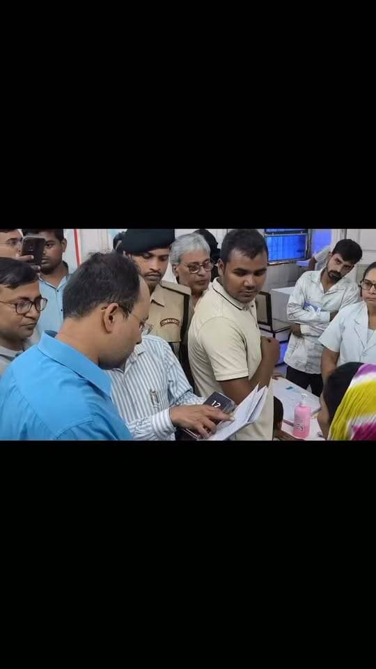 मगध मेडिकल अस्पताल में DM का बड़ा एक्शन: मगध मेडिकल में हंगामे के बाद DM का ‘ऑपरेशन सुधार’, 6 मैनेजरों का वेतन बंद; 10 दिन में व्यवस्था दुरुस्त करने का अल्टीमेटम
गया: मगध मेडिकल कॉलेज एवं अस्पताल में मरीजों के परिजनों और सुरक्षा गार्डों के बीच लगातार हो रही हाथापाई की घटनाओं के बाद जिला प्रशासन अब सख्त एक्शन मोड में आ गया है। मंगलवार को नवजात बच्चे की तबीयत जानने के लिए डॉक्टर से मिलने अस्पताल के अंदर जाने को लेकर एक मरीज के परिजन और गार्ड के बीच विवाद हुआ था। देखते ही देखते मामला हाथापाई और मारपीट तक पहुंच गया। इस घटना के अगले ही दिन बुधवार को जिलाधिकारी शशांक शुभंकर खुद मगध मेडिकल अस्पताल पहुंचे और पूरे अस्पताल की व्यवस्था का जायजा लिया। निरीक्षण के दौरान मिली खामियों पर डीएम ने अधिकारियों को जमकर फटकार लगाई और कई मामलों में तत्काल कार्रवाई के निर्देश दिए।
डीएम ने अस्पताल परिसर से लेकर विभिन्न वार्डों तक साफ-सफाई, जलजमाव, प्रकाश व्यवस्था, चिकित्सकीय सुविधाओं, दवाओं की उपलब्धता, मरीजों को मिलने वाले भोजन, डॉक्टरों की उपस्थिति और अन्य मूलभूत व्यवस्थाओं की बारीकी से जांच की। साफ-सफाई की स्थिति अपेक्षित स्तर की नहीं मिलने पर उन्होंने कड़ी नाराजगी जताई। इसके बाद अस्पताल में कार्यरत सभी छह हॉस्पिटल मैनेजर एवं हेल्थ मैनेजर से स्पष्टीकरण मांगने तथा तत्काल प्रभाव से उनका वेतन बंद करने का निर्देश दिया।
डीएम ने साफ शब्दों में कहा कि अस्पताल की व्यवस्था में 10 दिनों के भीतर अपेक्षित सुधार दिखना चाहिए। यदि तय समय में स्थिति नहीं सुधरी तो संबंधित अधिकारियों के खिलाफ विभागीय कार्रवाई शुरू की जाएगी।
प्रवेश द्वार पर जलजमाव, 7 दिन में दूर होंगी कमियां
निरीक्षण के दौरान अस्पताल भवन के प्रवेश द्वार पर बारिश का पानी जमा मिला। डीएम ने तत्काल जल निकासी कराने और प्रवेश द्वार के आसपास पेवर ब्लॉक लगाने का निर्देश बीएमएसआईसीएल की एजेंसी को दिया। अस्पताल परिसर में जलजमाव वाले सभी स्थानों को चिन्हित कर स्थायी समाधान करने को कहा गया। इमरजेंसी मेडिसिन वार्ड में खराब पंखे और एयर कंडीशनर तथा एमसीएच वार्ड में खराब AC समेत अन्य तकनीकी कमियों को भी तत्काल दुरुस्त करने का आदेश दिया गया। ब्लैक स्पॉट वाले स्थानों पर अतिरिक्त रोशनी लगाने और चिन्हित सभी कमियों को सात दिनों के अंदर दूर करने का निर्देश दिया गया।
निजी एंबुलेंस पर ‘नो एंट्री’ अस्पताल परिसर में निजी
एंबुलेंस खड़ी मिलने पर डीएम ने कड़ी आपत्ति जताई। उन्होंने स्पष्ट निर्देश दिया कि किसी भी परिस्थिति में निजी एंबुलेंस को अस्पताल परिसर में प्रवेश नहीं दिया जाए। एसडीओ सदर और पुलिस उपाधीक्षक नगर को तत्काल विशेष अभियान चलाकर परिसर में खड़ी निजी एंबुलेंस को बाहर कराने और नियम के अनुसार कार्रवाई करने को कहा गया।
मरीजों को बाहर से दवा खरीदने की मजबूरी नहीं
नवजात शिशु ओपीडी का निरीक्षण करते हुए डीएम ने डॉक्टरों द्वारा लिखी जा रही दवाओं और अस्पताल में उपलब्ध दवाओं की जानकारी ली। उन्होंने यह भी जाना कि मरीजों को किन दवाओं के लिए बाहर जाना पड़ रहा है। अस्पताल अधीक्षक को निर्देश दिया गया कि सभी आवश्यक बेसिक दवाओं की पर्याप्त उपलब्धता सुनिश्चित की जाए, ताकि मरीजों को अनावश्यक रूप से बाहर से दवा न खरीदनी पड़े।
रोज बदलेगी बेडशीट, कलर कोड का होगा पालन
वार्डों में बेडशीट की व्यवस्था की समीक्षा करते हुए डीएम ने राज्य सरकार के निर्देश के मुताबिक प्रतिदिन निर्धारित कलर कोड के अनुसार बेडशीट बदलने का आदेश दिया। उन्होंने कहा कि सफाई की गुणवत्ता से किसी भी स्तर पर समझौता नहीं किया जाएगा। गंदगी मिलने पर संबंधित सफाई एजेंसी पर पेनल्टी की कार्रवाई की जाएगी।
डीएम ने विभिन्न वार्डों के शौचालयों का भी स्वयं निरीक्षण किया। कई जगह सफाई संतोषजनक नहीं मिलने पर तत्काल सुधार के निर्देश दिए और सुलभ सफाई एजेंसी को नियमित एवं बेहतर सफाई सुनिश्चित करने को कहा।
रात में डॉक्टरों की ड्यूटी पर होगी खास निगरानी
डीएम ने निर्देश दिया कि अस्पताल का डॉक्टर रोस्टर सभी प्रमुख और सार्वजनिक स्थानों पर प्रदर्शित किया जाए। खासकर रात की ड्यूटी में डॉक्टरों की अनुपस्थिति की शिकायतों को गंभीरता से लेते हुए अधीक्षक और उपाधीक्षक को हर रात औचक निरीक्षण कर डॉक्टरों की उपस्थिति जांचने और इसकी रिपोर्ट प्रतिदिन डीएम को देने का निर्देश दिया गया।
24 घंटे में भोजन की गुणवत्ता सुधारने का आदेश
मरीजों को दिए जा रहे भोजन की गुणवत्ता की भी जांच की गई। डीएम ने भोजन की गुणवत्ता में सुधार की आवश्यकता बताते हुए अस्पताल अधीक्षक को अगले 24 घंटे में व्यवस्था सुधारने का निर्देश दिया। डीएम शशांक शुभंकर ने कहा कि मगध मेडिकल अस्पताल में दूर-दराज से बड़ी संख्या में मरीज इलाज कराने आते हैं। ऐसे में साफ-सफाई, दवाओं की उपलब्धता, डॉक्टरों की उपस्थिति, भोजन, पेयजल, शौचालय, प्रकाश और अन्य मूलभूत सुविधाओं में किसी भी प्रकार की लापरवाही बर्दाश्त नहीं की जाएगी। उन्होंने सभी अधिकारियों और संबंधित एजेंसियों को मरीजों के प्रति पूरी जिम्मेदारी और संवेदनशीलता के साथ काम करने का निर्देश दिया।
