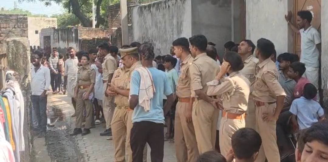 गुमशुदा बेटी की बरामदगी को लेकर मोबाइल टावर पर चढ़ी मां, दो घंटे बाद पुलिस ने उतारा
कासगंज। सोरों कोतवाली क्षेत्र के ग्राम लाले नगला में बुधवार को उस समय हड़कंप मच गया, जब अपनी गुमशुदा बेटी की बरामदगी की मांग को लेकर एक महिला मोबाइल टावर पर चढ़ गई। महिला ने पुलिस-प्रशासन पर मामले में लापरवाही बरतने का आरोप लगाते हुए बेटी को जल्द बरामद करने की मांग की।
जानकारी के अनुसार, ग्राम जरैथा निवासी मुन्नी देवी पत्नी ऋषि पाल की बेटी करीब दो से ढाई वर्ष पूर्व लापता हो गई थी। महिला का आरोप है कि बेटी के लापता होने के बाद पुलिस की ओर से अपेक्षित कार्रवाई नहीं की गई। इसी से नाराज होकर वह मोबाइल टावर पर चढ़ गई और बेटी की बरामदगी की मांग करने लगी।
महिला के टावर पर चढ़ने की सूचना मिलते ही सोरों थाना पुलिस और प्रशासनिक अधिकारी मौके पर पहुंच गए। पुलिस अधिकारियों ने महिला को समझाने-बुझाने का प्रयास किया। करीब दो घंटे तक पुलिस और प्रशासनिक अधिकारी महिला को सुरक्षित नीचे उतारने के लिए समझाते रहे।
काफी देर तक चले प्रयास के बाद महिला को टावर से सुरक्षित नीचे उतार लिया गया। महिला के नीचे उतरने के बाद पुलिस-प्रशासन ने राहत की सांस ली। इस दौरान मौके पर बड़ी संख्या में ग्रामीणों की भीड़ जमा रही।
महिला की मांग है कि उसकी गुमशुदा बेटी को जल्द से जल्द बरामद किया जाए और मामले में कथित लापरवाही बरतने वाले पुलिसकर्मियों के खिलाफ कार्रवाई की जाए।
ग्राम जरैथा के प्रधान मदनलाल ने बताया कि महिला की बेटी करीब दो से ढाई वर्ष पहले लापता हुई थी। बेटी की बरामदगी के लिए कार्रवाई न होने से नाराज महिला बुधवार को मोबाइल टावर पर चढ़ गई।
फिलहाल पुलिस मामले की जांच और महिला की शिकायत के संबंध में आगे की कार्रवाई में जुटी है।
