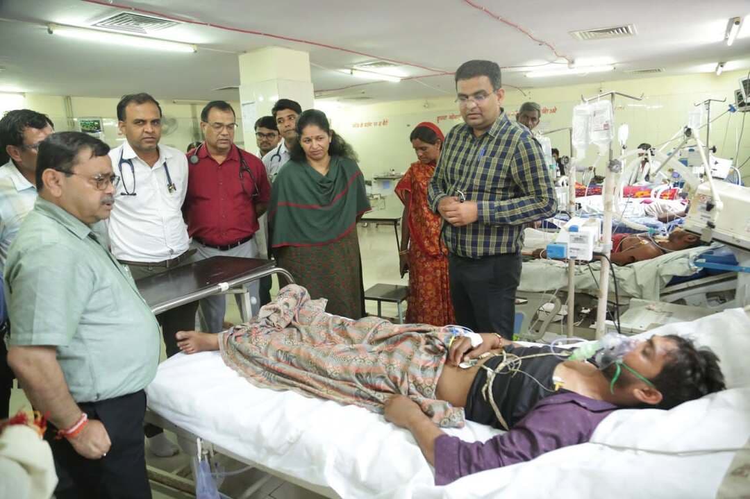 नवागत कमिश्नर श्री दिलीप कुमार पहुंचे बीएमसी, भर्ती पीड़ितों का जाना हाल
=====
बंडा में हुए अवैध जहरीली शराब हादसे के बाद प्रशासनिक अमला पूरी तरह मुस्तैद है। मामले की गंभीरता को देखते हुए नवागत संभागायुक्त श्री दिलीप कुमार ने पदभार संभालते ही सीधे बुंदेलखंड मेडिकल कॉलेज पहुंचकर भर्ती पीड़ितों के स्वास्थ्य की जानकारी ली और अस्पताल प्रबंधन को व्यवस्थाएं दुरुस्त रखने के निर्देश दिए।
कमिश्नर श्री दिलीप कुमार ने अस्पताल के वार्डों में जाकर भर्ती एक-एक मरीज की स्थिति देखी। उन्होंने पीड़ितों और उनके परिजनों से सीधी बातचीत कर मिल रहे इलाज का फीडबैक लिया और उन्हें आश्वस्त किया कि प्रशासन उनके बेहतर इलाज और सुरक्षा के लिए पूरी तरह प्रतिबद्ध है। उन्होंने सभी प्रभावित मरीजों के बेहतर और त्वरित उपचार के लिए आवश्यक निर्देश दिए तथा किसी भी प्रकार की लापरवाही न बरतने के निर्देश दिए।