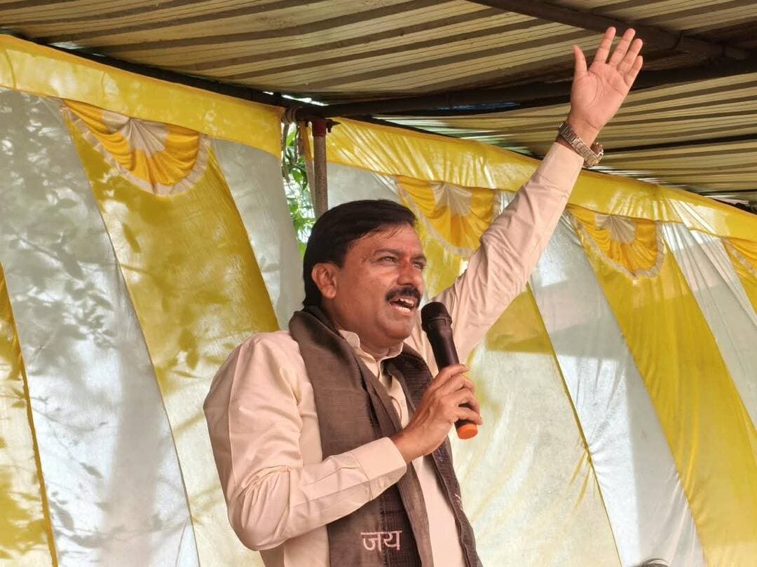 संत रविदास जी का मानना था कि धर्म किसी एक जाति का नहीं, बल्कि सभी के लिए समान- राज्यमंत्री श्री लोधी
===
रविदास जी के संदेश ‘सबको अन्न, सब समान’ को जन-जन तक पहुंचा रही यात्रा
==
संत रविदास जी की जन्मस्थली की पवित्र मिट्टी, जल और गुरु ग्रंथ के साथ गांव-गांव पहुंच रही कलश यात्रा
==
राज्यमंत्री धर्मेंद्र सिंह लोधी के नेतृत्व में निकली समरसता संकल्प यात्रा
===
संत शिरोमणि श्री गुरु रविदास महाराज की 650वीं जयंती के अवसर पर समरसता संकल्प अभियान के तहत कलश वंदन यात्रा निकाली जा रही है। प्रदेश के संस्कृति, पर्यटन, धार्मिक न्यास एवं धर्मस्य विभाग के राज्यमंत्री (स्वतंत्र प्रभार) धर्मेंद्र सिंह लोधी के नेतृत्व में यह यात्रा जिले के विभिन्न ग्रामों में पहुंच रही है।
यात्रा के दौरान जिन-जिन ग्रामों में संत रविदास जी के मंदिर स्थापित हैं, वहां पहुंचकर कलश की स्थापना की जा रही है तथा विधि-विधान से पूजन-अर्चन किया जा रहा है। यात्रा में संत रविदास जी की जन्मस्थली से लाई गई पवित्र मिट्टी एवं जल के साथ गुरु ग्रंथ की स्थापना भी की जा रही है। इसके माध्यम से संत रविदास जी के विचारों, समरसता और समानता के संदेश को जन-जन तक पहुंचाने का प्रयास किया जा रहा है।
‘ऐसा चाहूं राज मैं, मिले सभी को अन्न’
राज्यमंत्री श्री लोधी ने कहा कि संत रविदास जी ने समाज को समरसता और समानता का संदेश दिया। उनका मानना था कि धर्म किसी एक जाति का नहीं, बल्कि सभी के लिए समान है। संत रविदास जी के प्रसिद्ध संदेश “ऐसा चाहूं राज मैं, मिले सभी को अन्न, छोट-बड़ो सम बसै, रविदास रहे प्रसन्न” में समानता और सामाजिक समरसता की भावना निहित है।
उन्होंने कहा संत रविदास जी ऐसे समाज की कल्पना करते थे, जहां प्रत्येक व्यक्ति को भरपेट भोजन मिले, किसी प्रकार का भेदभाव न हो तथा छोटा-बड़ा सभी समान रूप से रहें। समाज में समानता और भाईचारा स्थापित होने पर ही सच्ची समरसता कायम होगी।
श्री लोधी ने कहा प्रधानमंत्री नरेन्द्र मोदी जी एवं मुख्यमंत्री डॉ. मोहन यादव के नेतृत्व में प्रदेश एवं देश में संत रविदास जी के विचारों और उनके समरसता के संदेश को जन-जन तक पहुंचाने का कार्य किया जा रहा है।
तृतीय दिवस में 14 ग्रामों में पहुंची यात्रा
समरसता संकल्प कलश वंदन यात्रा के तृतीय दिवस का शुभारंभ सांगा ग्राम से हुआ। इसके बाद यात्रा पांजी, पिडरई, रामादेही, तेंदूखेड़ा, धनगौर, समनापुर, तारादेही, खमरिया शिवलाल, बांसी, सर्रा, कुंदपुरा और धनेटा सहित कुल 14 ग्रामों में पहुंची।