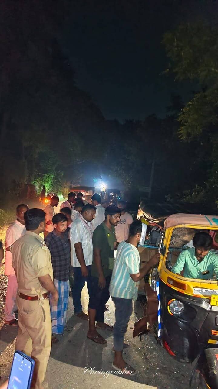 भातकोल बाजार से पहले कार व ऑटो में हुई टक्कर कई लोग गंभीर रूप से घायल .....