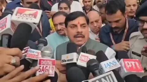 बंडा जहरीली शराब कांड पर CM को याद आई कांग्रेस
सागर। बंडा क्षेत्र में जहरीली शराब से बीमार हुए लोगों से मुलाकात करने पहुंचे मध्य प्रदेश के मुख्यमंत्री डॉ. मोहन यादव ने मीडिया से चर्चा के दौरान कांग्रेस पर निशाना साधा। मुख्यमंत्री ने कहा कि भाजपा सरकार ने शराब और ऐसे अपराधों के खिलाफ कड़े कानून बनाए हैं, जबकि कांग्रेस शासनकाल में कानून कमजोर रहे। उन्होंने कहा कि दोषियों को आजीवन कारावास से लेकर फांसी तक की सजा दिलाने का प्रयास किया जाएगा।
आरोपियों के अवैध मकानों पर भी कार्रवाई की बात कही गई। हालांकि मुख्यमंत्री ने प्रशासनिक अधिकारियों की जवाबदेही और उनके खिलाफ कार्रवाई पर कोई स्पष्ट टिप्पणी नहीं की। इसे लेकर सवाल उठ रहे हैं कि क्या सरकार ने प्रशासनिक अमले को क्लीन चिट दे दी है। आप इसे कैसे देखते हैं, कमेंट कर जरूर बताएं।
#bandsharabkand #sagar #DrMohan Yadav51
#congressgovernment