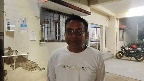 🚨 मासूम से दुराचार के आरोप पर बैतूल में आक्रोश!
मासूम से दुराचार के आरोप पर ऋषि दीक्षित का फूटा आक्रोश, बोले—दोषी को मिले कड़ी सजा, बच्चों की सुरक्षा पर समाज हो जागरूक
निजी स्कूल की 5 वर्षीय मासूम छात्रा से दुराचार के आरोप ने पूरे क्षेत्र को झकझोर दिया है। मामले में कोतवाली पुलिस ने आरोपी सुरक्षा गार्ड को हिरासत में लेकर जांच शुरू कर दी है।
समाजसेवी एवं युवा नेता ऋषि दीक्षित ने घटना पर कड़ा आक्रोश जताते हुए कहा कि दोषी पाए जाने वाले व्यक्ति को कानून के तहत कड़ी से कड़ी सजा मिलनी चाहिए। उन्होंने समाज और अभिभावकों से बच्चों की सुरक्षा को लेकर जागरूक रहने की अपील की।
👉 मासूम बच्चों की सुरक्षा हमारी सामूहिक जिम्मेदारी है।
👉 दोषी को सजा मिले, बच्चों को सुरक्षा मिले।
👉 बच्चों के साथ होने वाले अपराध के खिलाफ समाज एकजुट हो।
#बैतूल #Betul #BetulNews #बैतूलन्यूज़ #मध्यप्रदेश #MPNews #CrimeNews #SchoolSafety #ChildSafety #बच्चोंकीसुरक्षा #मासूमकीसुरक्षा #JusticeForChild #न्याय #जागरूकता #ऋषिदीक्षित #RishiDixit #KotwaliPolice #PoliceAction #BreakingNews #LatestNews #NewsUpdate #सुरक्षितबचपन