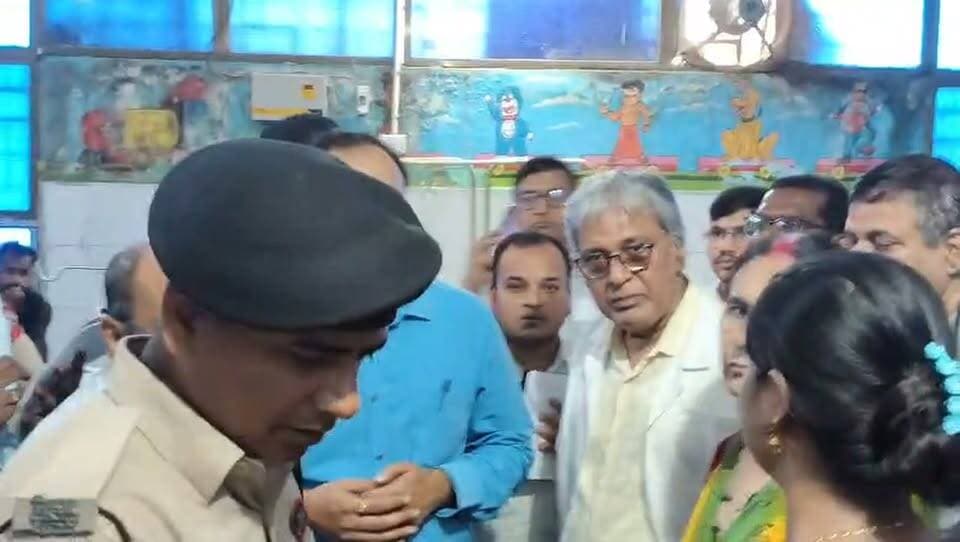 मगध मेडिकल कॉलेज निरीक्षण करते डीएम शशांक शुभंकर