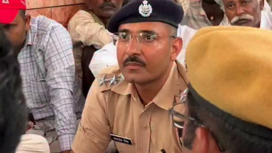 रणजीतपुरा थाना क्षेत्र में हुई मौत के मामले में लगातार प्रशासन के द्वारा चल रही वार्तालाप विफल
#bikanernews #kolayat #bikaner #rahulsewagjhajhu #kolayatnews #bikanerpolice #dpknews