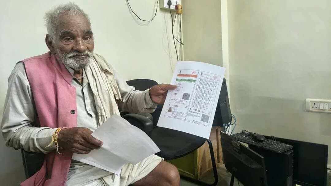 90 वर्षीय श्री सोमत सिंह का फेस रीडिंग से हुआ आधार अपडेशन
..
कलेक्ट्रेट में संचालित आधार केंद्र पर वयोवृद्ध नागरिक को मिली सहज एवं सुगम सुविधा
..
विदिशा जिले में नागरिकों को शासकीय सेवाओं का लाभ सहज और सरल तरीके से उपलब्ध कराने की दिशा में किए जा रहे प्रयासों के सकारात्मक परिणाम सामने आ रहे हैं। इसी क्रम में विदिशा तहसील के ग्राम मढ़िया कला निवासी 90 वर्षीय वयोवृद्ध सोमत सिंह अहिरवार के आधार कार्ड का अपडेशन कार्य कलेक्ट्रेट परिसर में संचालित आधार केंद्र पर फेस रीडिंग तकनीक के माध्यम से सफलतापूर्वक संपन्न किया गया। उम्र अधिक होने के कारण आधार अपडेशन के लिए आवश्यक प्रक्रिया पूरी करना उनके लिए कठिन हो सकता था। ऐसे में कलेक्ट्रेट में संचालित आधार केंद्र पर उपलब्ध फेस रीडिंग सुविधा उनके लिए काफी उपयोगी साबित हुई। इस तकनीक के माध्यम से बिना किसी अनावश्यक परेशानी के उनका आधार अपडेशन कार्य पूरा किया गया।
90 वर्षीय सोमत सिंह अहिरवार के लिए यह सुविधा विशेष रूप से महत्वपूर्ण रही, क्योंकि अधिक उम्र के नागरिकों को आधार से संबंधित कार्यों के लिए केंद्र तक पहुंचने और प्रक्रिया पूरी करने में कई बार कठिनाइयों का सामना करना पड़ता है। फेस रीडिंग आधारित सुविधा से उनकी समस्या का सहज समाधान संभव हुआ। आधार अपडेशन कार्य पूर्ण होने के बाद सोमत सिंह ने इस सुविधा के लिए प्रसन्नता व्यक्त की। उन्होंने कहा कि अधिक उम्र होने के बावजूद उनका आधार संबंधी कार्य आसानी से पूरा हो गया, जिससे उन्हें काफी सुविधा मिली। जिला प्रशासन द्वारा नागरिकों, विशेषकर वयोवृद्ध एवं जरूरतमंद नागरिकों को शासकीय सेवाओं की सुविधाजनक उपलब्धता सुनिश्चित करने के लिए निरंतर प्रयास किए जा रहे हैं। कलेक्ट्रेट में संचालित आधार केंद्र पर फेस रीडिंग जैसी आधुनिक सुविधा उपलब्ध होना इसी दिशा में एक महत्वपूर्ण कदम है। तकनीक के प्रभावी उपयोग से बुजुर्ग नागरिकों के लिए भी आवश्यक शासकीय सेवाओं को अधिक सुगम, सरल और सुविधाजनक बनाया जा रहा है। #vidisha