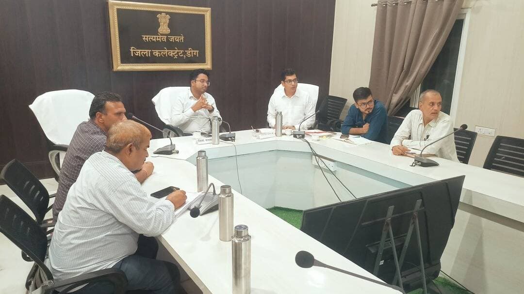 *नगरीय निकाय चुनाव 2026: डीग, बृजनगर और कुम्हेर में 11 सितंबर को होने वाले मतदान हेतु दलों का रैंडमाइजेशन संपन्न; सॉफ्टवेयर से आवंटित हुए बूथ*
नगर/डीग, 09 सितम्बर। राज्य निर्वाचन आयोग के दिशा-निर्देशों के अनुरूप आगामी 11 सितंबर को जिले के तीन नगरीय निकायों- डीग, बृजनगर और कुम्हेर में होने वाले आम चुनाव मतदान को निष्पक्ष, पारदर्शी एवं शांतिपूर्ण ढंग से संपन्न कराने के लिए बुधवार को मतदान दलों का बूथ आवंटन रैंडमाइजेशन संपन्न हुआ। जिला निर्वाचन अधिकारी (कलक्टर) मयंक मनीष की अध्यक्षता में यह प्रक्रिया एनआईसी एवं चुनाव आईटी प्रकोष्ठ द्वारा आयोग के सॉफ्टवेयर मॉड्यूल के माध्यम से पूर्ण की गई।
कंप्यूटरीकृत रैंडमाइजेशन के तहत डीग, बृजनगर और कुम्हेर के मतदान केंद्रों के लिए पीठासीन अधिकारियों एवं मतदान अधिकारियों को यादृच्छिक पद्धति से बूथ आवंटित किए गए। इस विधिक एवं तकनीकी प्रक्रिया का मुख्य उद्देश्य यह सुनिश्चित करना है कि मतदान दल की रवानगी से पूर्व किसी भी कार्मिक अथवा अन्य व्यक्ति को यह जानकारी न हो कि किस दल की ड्यूटी किस मतदान केंद्र पर लगेगी, जिससे चुनाव प्रक्रिया की पूर्ण गोपनीयता और निष्पक्षता अक्षुण्ण बनी रहे।
निर्वाचन नियमों के अनुसार किसी भी आकस्मिक स्थिति, तकनीकी समस्या अथवा स्वास्थ्य कारणों से होने वाले फेरबदल से निपटने के लिए कुल मतदान केंद्रों की संख्या से 10 प्रतिशत अतिरिक्त मतदान दल रिजर्व रखे गए हैं। जिला निर्वाचन अधिकारी ने संबंधित रिटर्निंग अधिकारियों को निर्देश दिए कि रवानगी स्थल पर रिजर्व दलों की उपस्थिति व समन्वय सुनिश्चित रखा जाए, ताकि मतदान दिवस पर प्रक्रिया निर्बाध रूप से संचालित हो सके।