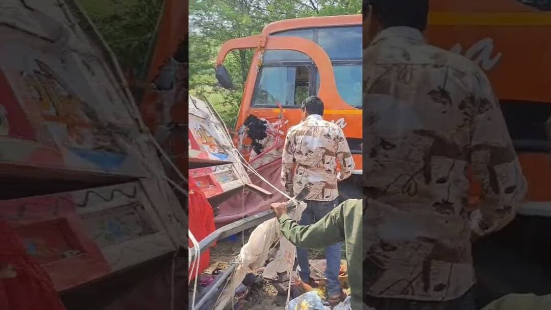 #todaynews #latestnews #ख़बर1इंडिया रामदेवरा श्रद्धालुओं से भरा ट्रैक्टरट्रॉली को बस भिड़ंत में पलटा