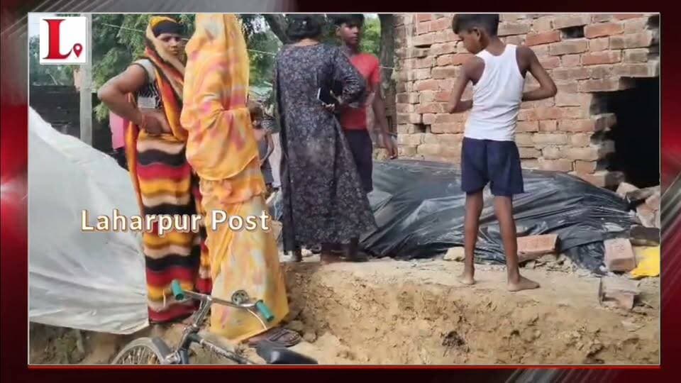 #Sitapur लहरपुर में भारी बारिश का कहर, दो जगह भरभराकर गिरीं दीवारें, बाल-बाल बचे लोग।