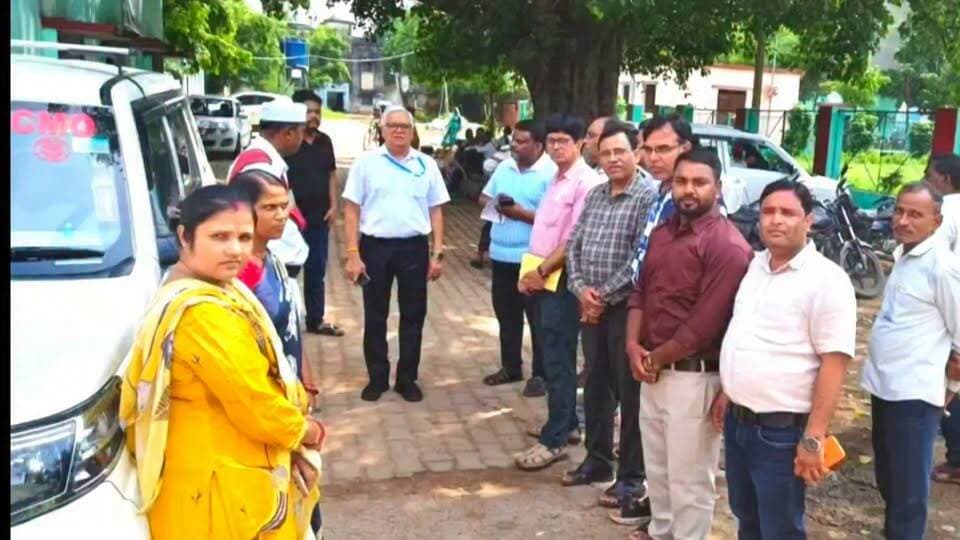 शंकरगढ़ CHC में सीएमओ के औचक निरीक्षण से मचा हड़कंप, दो कर्मचारी मिले गैर हाजिर..!
#cmoprayagraj