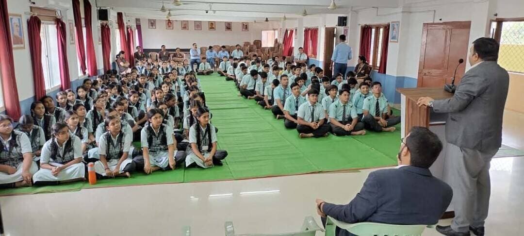 अंतर्राष्ट्रीय साक्षरता दिवस
-सेंटमेरी स्कूल में विधिक साक्षरता एवं जागरूकता शिविर सम्पन्न
अनोखा तीर, हरदा। प्रधान जिला एवं सत्र न्यायाधीश व अध्यक्ष जिला विधिक सेवा प्राधिकरण हरदा अरविंद रघुवंशी के मार्गदर्शन में अंतर्राष्ट्रीय साक्षरता दिवस के अवसर पर मंगलवार को सेंट मेरी स्कूल हरदा में विधिक साक्षरता एवं जागरूकता शिविर का आयोजन किया गया। शिविर में न्यायाधीश एवं सचिव विधिक सेवा प्राधिकरण चंद्रशेखर राठौर ने शिविर में उपस्थित छात्र-छात्राओं को अंतर्राष्ट्रीय साक्षरता दिवस के महत्व पर जानकारी देते हुए बताया कि प्रत्येक वर्ष 8 सितंबर को अंतर्राष्ट्रीय साक्षरता दिवस मनाया जाता है। इसकी शुरुआत वर्ष 1967 में यूनेस्को द्वारा साक्षरता के महत्व को बढ़ावा देने और सभी के लिए गुणवत्तापूर्ण शिक्षा सुनिश्चित करने के उद्देश्य से की गई थी। साक्षरता केवल पढ़ने-लिखने की क्षमता नहीं है, बल्कि यह व्यक्ति को अपने अधिकारों एवं कर्तव्यों के प्रति जागरूक बनाकर आत्मनिर्भर, जिम्मेदार और सशक्त नागरिक बनने में महत्वपूर्ण भूमिका निभाती है। शिविर में जिला विधिक सहायता अधिकारी सौरभ कुमार दुबे ने शिक्षा के अधिकार, संविधान द्वारा प्रदत्त मौलिक अधिकार एवं कर्तव्य, बाल संरक्षण, पॉक्सो अधिनियम, साइबर अपराधों से बचाव, नशा उन्मूलन तथा नालसा की विभिन्न जनकल्याणकारी योजनाओं की जानकारी प्रदान की। साथ ही उपस्थित विद्यार्थियों को बताया कि वे किस प्रकार विधिक सहायता प्राप्त कर सकते हैं। उन्हें विधिक सहायता प्राप्त करने की प्रक्रिया की जानकारी प्रदान करते हुए अवगत कराया कि कोई भी पात्र व्यक्ति अपने निकट के एडीआर सेंटर में उपस्थित होकर, नालसा पोर्टल के माध्यम से तथा नालसा टोल-फ्री हेल्पलाइन 15100 पर कॉल करके भी नि:शुल्क विधिक सहायता प्राप्त कर सकता है। कार्यक्रम के दौरान स्कूल के प्राचार्य, शिक्षकगण, छात्र-छात्राएं तथा पैरालीगल वॉलेंटियर एल.के. पारे उपस्थित रहे।