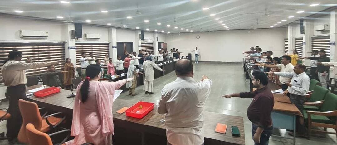 विश्व साक्षरता दिवस पर जिला पंचायत सभागार में दिलाई गई शपथ
अनोखा तीर, हरदा। विश्व साक्षरता दिवस के अवसर पर मंगलवार को जनसुनवाई के बाद जिला पंचायत सभागार में अपर कलेक्टर पुरूषोत्तम कुमार एवं अनुपमा चौहान ने अधिकारियों कर्मचारियों को साक्षरता की शपथ दिलाई। इस अवसर पर अतिरिक्त मुख्य कार्यपालन अधिकारी प्रवीण इवने, एसडीएम हरदा अशोक डहेरिया, एसडीएम टिमरनी शैलेंद्र बड़ोनिया, डिप्टी कलेक्टर श्वेता बम्होरे एवं असवनराम चिरामन सहित अन्य जिला अधिकारी उपस्थित रहे।
