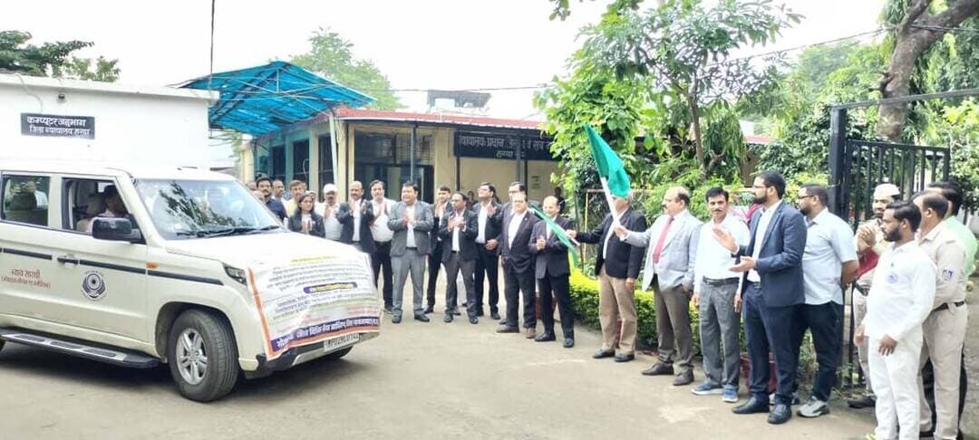 नेशनल लोक अदालत 12 सितंबर को
-प्रधान न्यायाधीश रघुवंशी ने प्रचार वाहन को हरी झंडी दिखाकर किया रवाना
अनोखा तीर, हरदा। जिला न्यायालय हरदा में 12 सितंबर 2026 को आयोजित होने वाली वर्ष 2026 की तीसरी नेशनल लोक अदालत में पक्षकारों को लोक अदालत के आयोजन की जानकारी देने के उद्देश्य से प्रधान जिला न्यायाधीश एवं अध्यक्ष जिला विधिक सेवा प्राधिकरण हरदा अरविंद रघुवंशी ने मंगलवार को प्रचार वाहन रथ को हरी झंडी दिखाकर रवाना किया। अध्यक्ष जिला विधिक सेवा प्राधिकरण रघुवंशी ने बताया कि 12 सितंबर को जिला मुख्यालय हरदा और सभी तहसील न्यायालयों में आयोजित होने वाली लोक अदालत में न्यायालयों में लंबित सभी राजीनामा योग्य सिविल और आपराधिक शमनीय प्रकरणों एवं प्री-लिटिगेशन प्रकरणों का निराकरण किया जाएगा। उन्होंने आमजन से अपील की है कि अपने राजीनामा योग्य प्रकरण यथा मोटर दुर्घटना दावा प्रकरण, वैवाहिक प्रकरण, बैंक व वसूली से संबंधित प्रकरण, समझौता आपराधिक प्रकरण, चेक बाउंस से संबंधित प्रकरण, भरण-पोषण, विद्युत अधिनियम, प्ली-बारगेनिंग, कंपाउंडेबल ट्रैफिक चालान, दीवानी प्रकरण का निराकरण लोक अदालत के माध्यम से कराएं व लोक अदालत का लाभ उठाएं। कार्यक्रम में प्रधान न्यायाधीश कुटुंब न्यायालय सुधीर चौधरी, विशेष न्यायाधीश/नोडल अधिकारी नेशनल लोक अदालत जयदीप सिंह, प्रथम अपर सत्र न्यायाधीश निसार अहमद खान, मुख्य न्यायिक मजिस्ट्रेट लवकेश सिंह, सचिव जिला विधिक सेवा प्राधिकरण चंद्रशेखर राठौर, न्यायिक मजिस्ट्रेट अमित मालवीय, प्रेमदीप शाह, एस.के. भदकारिया, चेतना रूसिया तथा अध्यक्ष जिला अधिवक्ता संघ जगदीश विश्वकर्मा, सचिव जिला अधिवक्ता संघ शैलेंद्र जोशी, लीगल एड डिफेंस काउंसिल्स, अधिवक्तागण एवं जिला न्यायालय और जिला प्राधिकरण के कर्मचारीगण, विद्युत विभाग के अधिकारी एवं कर्मचारीगण, पैरालीगल वॉलेंटियर्स उपस्थित रहे।