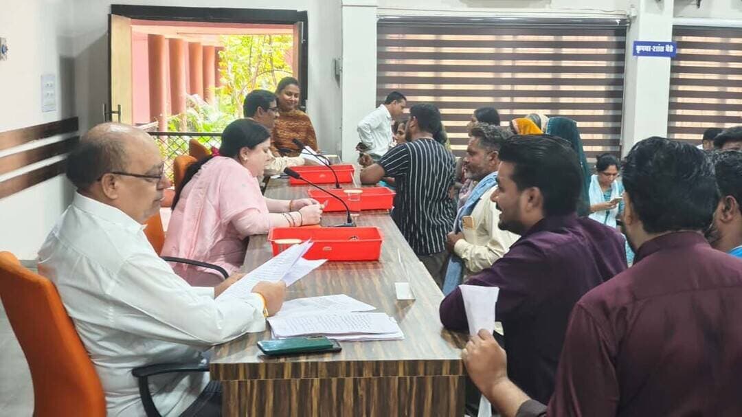अधिकारियों ने जनसुनवाई में सुनी नागरिकों की समस्याएं
अनोखा तीर, हरदा। अपर कलेक्टर पुरूषोत्तम कुमार एवं अनुपमा चौहान ने मंगलवार को जिला पंचायत के सभाकक्ष में आयोजित जनसुनवाई कार्यक्रम में आए नागरिकों की समस्याएं सुनी और उपस्थित अधिकारियों को नागरिकों की समस्याओं के निराकरण के लिए निर्देश दिए। इस अवसर पर अतिरिक्त मुख्य कार्यपालन अधिकारी जिला पंचायत प्रवीण इवने, एसडीएम हरदा अशोक कुमार डहेरिया, एसडीएम टिमरनी शैलेन्द्र बड़ोनिया, डिप्टी कलेक्टर श्वेता बम्होरे एवं असवनराम चिरामन सहित अन्य जिला अधिकारी उपस्थित थे। जनसुनवाई में कन्या छात्रावास हरदा की रसोईया सावित्रीबाई, ममता बाई, सुगनाबाई, पुष्पाबाई व अन्य ने छात्रावास में कार्य के उपरांत कम मानदेय प्राप्त होने के संबंध में शिकायत की, जिस पर जिला संयोजक आदिम जाति कल्याण विभाग को प्रकरण की जांच कर आवेदिकाओं की समस्या का निराकरण कराने के निर्देश दिए गए। ग्राम भटपुरा निवासी गेंदालाल पटनारे व ग्राम रेल्वा निवासी सावित्रीबाई ने जमीन का नामांतरण न होने के संबंध में शिकायत की, जिस पर तहसीलदार हंडिया को आवेदकों की समस्या का निराकरण कराने के निर्देश दिए गए। ग्राम कुलहरदा निवासी हरिओम ने नक्शा दुरुस्त कराने के संबंध में आवेदन दिया, जिस पर एसडीएम हरदा को आवेदक की समस्या का निराकरण कराने के निर्देश दिए गए। जनसुनवाई में गढ़ीपुरा निवासी किरण वर्मा ने अधिक विद्युत बिल आने के संबंध में शिकायत की, जिस पर विद्युत वितरण कंपनी के अधिकारी को आवेदिका की समस्या का निराकरण कराने के निर्देश दिए गए। हरदा के दूध डेयरी मोहल्ला निवासी शांतिबाई ने गत 6 माह से पेंशन राशि प्राप्त न होने के संबंध में शिकायत की, जिस पर उप संचालक सामाजिक न्याय विभाग को आवेदिका की समस्या का निराकरण कराने के निर्देश दिए गए। ग्राम बारजा निवासी लक्ष्मण सिंह धुर्वे ने पत्नी की मृत्यु उपरांत अनुग्रह सहायता राशि की मांग की, जिस पर श्रम पदाधिकारी हरदा को आवेदक को पात्रता अनुसार सहायता राशि दिलाने के निर्देश दिए गए।
