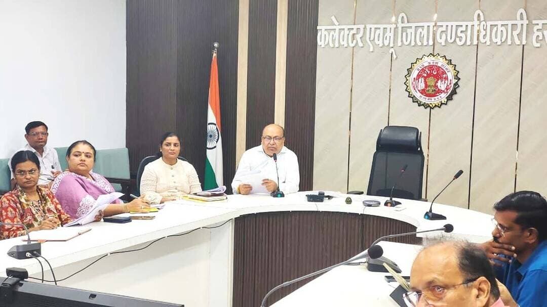पंचायत उप निर्वाचन प्रक्रिया को गंभीरता से लें अधिकारी
-संबंधित क्षेत्रों में आदर्श आचरण संहिता का सख्ती से पालन हो : अपर कलेक्टर
अनोखा तीर, हरदा। जिले में पंचायत उप निर्वाचन की तैयारियों को लेकर अपर कलेक्टर पुरूषोत्तम कुमार की अध्यक्षता में मंगलवार को नोडल अधिकारियों की बैठक आयोजित की गई। बैठक में अपर कलेक्टर ने कहा कि सभी नोडल अधिकारी निर्वाचन प्रक्रिया को गंभीरता से लें। उप निर्वाचन के दौरान निर्वाचन नियमों का सख्ती से पालन किया जाए। संबंधित निर्वाचन क्षेत्रों में आदर्श आचरण संहिता का सख्ती से पालन सुनिश्चित किया जाए। उन्होंने कहा कि उप निर्वाचन क्षेत्रों में संपत्ति विरूपण अधिनियम, कोलाहल नियंत्रण अधिनियम एवं अन्य प्रतिबंधों का सख्ती से पालन कराया जाए। बैठक में निर्वाचन के दौरान कानून व्यवस्था, कम्यूनिकेशन प्लान एवं कंट्रोल रूम की तैयारी, मतदान दलों का गठन एवं प्रशिक्षण, निर्वाचन सामग्री प्रबंधन, ईवीएम प्रबंधन, मतगणना एवं सारणीकरण, परिवहन व्यवस्था, मतपत्र संबंधी व्यवस्था, मतदान दलों को मानदेय वितरण, प्रेक्षक व्यवस्था, आईटी एवं तकनीकी व्यवस्था, चिकित्सा व्यवस्था, शिकायत निवारण, पेयजल व्यवस्था, विद्युत आपूर्ति एवं स्ट्रांग रूम व मतगणना स्थल की व्यवस्थाओं की समीक्षा की गई। इस दौरान संयुक्त कलेक्टर एवं एसडीएम खिरकिया रजनी वर्मा, डिप्टी कलेक्टर श्वेता बम्होरे एवं तृप्ति पटेरिया सहित अन्य संबंधित नोडल अधिकारी मौजूद थे।