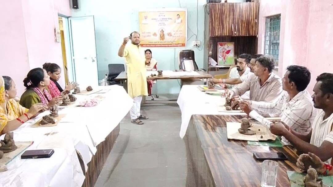 माटी गणेश सिद्ध गणेश अभियान 2026 अतंर्गत माटी गणेश निर्माण का हुआ प्रशिक्षण
बड़वानी 09 सितम्बर 2026/म.प्र. जन अभियान परिषद द्वारा ब्लांक बडवानी मे जन अभियान परिषद एवं नर्मदा समगृ के संयुक्त तत्वाधान मे माटी गणेश सिद्ध गणेश अभियान 2026 अतंर्गत मिटटी से गणेश जी निर्माण का प्रशिक्षण दिया गया। प्रशिक्षण कार्यक्रम बडवानी ब्लाक के जनपद पंचायत कार्यालय के सभागृह में किया गया।
कार्यक्रम मे प्रशिक्षण के रूप मे श्री लखन विश्वकर्मा एवं अतिथि के रूप में नर्मदा समग्र से श्री मिथुन यादव उपस्थित रहे। एवं जन अभियान परिषद की जिला समन्वयक सुश्री ज्योति वर्मा उपस्थित रही
श्री लखन द्वारा पर्यावरण संरक्षण हेतु माटी के गणेश निर्माण कर घर-घर माटी गणेश के विराजने पर जोर दिया तथा सभी से आवाहन किया कि अपने घरों से मिटटी के ही गणेश जी स्थापित कराए हमे हमारे नदीयो तालाबो को प्रदुषण से बचाना है तो मिटटी के ही गणेश स्थापित करे। मिटटी के गणपतिजी होगे तो पानी मे घुलनशील होकर पेड पोधो मे पानी को डाला जा सकता हैं। जिससे नदीया प्रदुषण से बच जायेगी वही प्लासटर आफ पेरिस के गणेश जी पानी मे घुलनशील नही होने से पानी मे तेरते रहते है ओर फिर किनारे पर इधर उधर पडे रहते है ओर भुलवश अनादर होता है अतः मिटटी के गणेश जी स्थापित करना सर्वक्षेष्ठ है इससे हमारे संस्कृति एवं पर्यावरण दोनो ही बचे रहेगे ओर जलाशयो को प्रदुषण से भी बचाया जा सकता है उन्होने प्लास्टर आफ पेरिस के नुकसान भी बताए अन्त मे सभी के द्वारा पर्यावरण संरक्षण की शपथ दिलाई गई एवं सुश्री ज्योति वर्मा जिला समन्वयक द्वारा सभी का आभार व्यक्त किया गया।