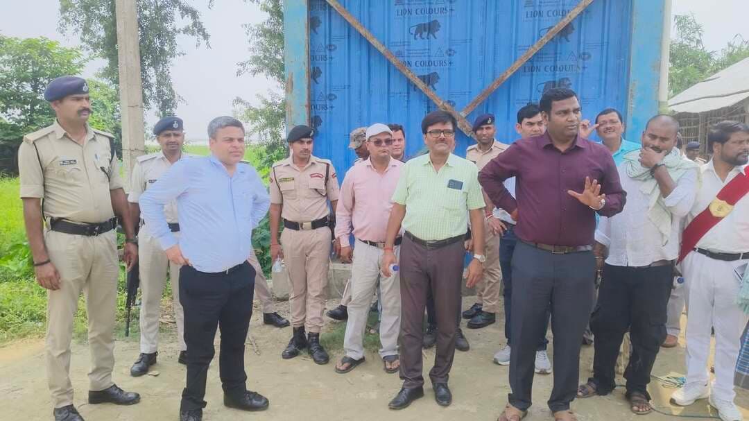 समाहरणालय, मधेपुरा
जिला जनसंपर्क कार्यालय
*प्रेस विज्ञप्ति*
दिनांक : 09 सितंबर 2026
कोसी के बढ़ते जलस्तर के बीच *जिलाधिकारी ने नाव से प्रभावित क्षेत्रों का किया स्थलीय निरीक्षण*
*आलमनगर एवं चौसा के जलप्रभावित क्षेत्रों में राहत-बचाव कार्यों का लिया जायजा, प्रभावित परिवारों तक भोजन, खाद्यान्न एवं चिकित्सा सुविधा पहुंचाने के निर्देश*
मधेपुरा। कोसी नदी के जलस्तर में वृद्धि के कारण जिले के आलमनगर एवं चौसा प्रखंड के निचले इलाकों में जलप्रवेश की स्थिति को देखते हुए जिलाधिकारी श्री अभिषेक रंजन, भा०प्र०से० ने आज दिनांक 09 सितंबर 2026 को प्रभावित क्षेत्रों का नाव से भ्रमण कर जमीनी स्थिति का विस्तृत जायजा लिया। जिलाधिकारी ने जलप्रभावित क्षेत्रों में पहुंचकर जलस्तर, आवागमन, राहत एवं बचाव कार्य तथा प्रभावित परिवारों को उपलब्ध कराई जा रही आवश्यक सेवाओं का प्रत्यक्ष निरीक्षण किया।
*नाव से प्रभावित क्षेत्रों में पहुंचकर लिया स्थिति का जायजा*
निरीक्षण के क्रम में अंचल चौसा अंतर्गत मोरसंड पंचायत, अमनी टोला, करेलिया मुसहरी पंचायत एवं फुलौत पश्चिम पंचायत के सपनी मुसहरी सहित विभिन्न जलप्रभावित क्षेत्रों का निरीक्षण किया गया। इसके पश्चात अंचल आलमनगर अंतर्गत खरौवा वासा ,अटगामा मुसहरी, मुरैत एवं सोनामुखी क्षेत्र में भी पहुंचकर स्थिति का जायजा लिया गया।
जिलाधिकारी ने संबंधित पदाधिकारियों को निर्देश दिया कि जलप्रभावित क्षेत्रों में राहत एवं बचाव कार्य पूरी तत्परता और संवेदनशीलता के साथ संचालित किए जाएं तथा किसी भी जरूरतमंद परिवार तक आवश्यक सहायता पहुंचने में विलंब नहीं हो। उन्होंने स्थानीय स्तर पर उपलब्ध संसाधनों का प्रभावी उपयोग करते हुए प्रभावित लोगों की आवश्यकताओं पर लगातार नजर रखने का निर्देश दिया।
*मोबाइल मेडिकल एवं पशु चिकित्सा टीम लगातार भ्रमणशील*
प्रभावित गांवों में मोबाइल मेडिकल टीम लगातार भ्रमणशील रहकर लोगों को आवश्यक चिकित्सा सुविधा उपलब्ध करा रही है। वहीं, भ्रमणशील पशु चिकित्सा पदाधिकारियों एवं कर्मियों द्वारा भी जलप्रभावित क्षेत्रों में पहुंचकर पशुओं का उपचार एवं आवश्यक पशु चिकित्सा सेवाएं उपलब्ध कराई जा रही हैं।
*घर-घर पहुंचाया जा रहा खाद्यान्न, सामुदायिक रसोई के भी निर्देश*
प्रभावित परिवारों को खाद्यान्न की उपलब्धता सुनिश्चित करने के लिए जन वितरण प्रणाली के माध्यम से संबंधित दुकानदारों द्वारा प्रभावित लोगों के घरों तक राशन पहुंचाया जा रहा है। प्रशासन द्वारा यह सुनिश्चित किया जा रहा है कि जलप्रभावित परिवारों को आवश्यक खाद्यान्न प्राप्त करने में किसी प्रकार की कठिनाई न हो।
जिलाधिकारी ने करौलिया मुसहरी टोला में सामुदायिक रसोई संचालित करने का निर्देश दिया। साथ ही अटगामा मुसहरी में भी सामुदायिक रसोई प्रारंभ कर प्रभावित लोगों को पका हुआ भोजन उपलब्ध कराने का निर्देश संबंधित पदाधिकारियों को दिया गया।
*उदाकिशुनगंज में राहत सामग्री की पैकिंग व्यवस्था का निरीक्षण*
जलप्रभावित परिवारों तक राहत सामग्री शीघ्र एवं व्यवस्थित रूप से पहुंचाने के उद्देश्य से उदाकिशुनगंज में फूड पैकिंग एवं सूखा खाद्य पदार्थों की पैकिंग के लिए की जा रही तैयारियों का भी जिलाधिकारी ने निरीक्षण किया। उन्होंने पैकिंग कार्य की व्यवस्था, गुणवत्ता एवं वितरण की तैयारियों का जायजा लेते हुए संबंधित पदाधिकारियों को निर्देश दिया कि राहत सामग्री का सुव्यवस्थित, त्वरित एवं आवश्यकता आधारित वितरण सुनिश्चित किया जाए, ताकि प्रभावित परिवारों तक समय पर आवश्यक सामग्री पहुंच सके।
*राहत एवं बचाव कार्यों की लगातार निगरानी*
जिलाधिकारी ने कहा कि आपदा की इस परिस्थिति में प्रभावित लोगों की सुरक्षा, सुविधा एवं त्वरित सहायता जिला प्रशासन की सर्वोच्च प्राथमिकता है। उन्होंने सभी संबंधित पदाधिकारियों को अपने-अपने क्षेत्रों में सतत भ्रमणशील रहकर स्थिति पर नजर रखने तथा आवश्यकता के अनुरूप राहत एवं बचाव कार्य तत्काल संचालित करने का निर्देश दिया।
जिला प्रशासन द्वारा कोसी नदी के जलस्तर एवं जलप्रभावित क्षेत्रों की स्थिति पर लगातार निगरानी रखी जा रही है। प्रशासन की टीमें प्रभावित क्षेत्रों में सक्रिय हैं तथा जरूरतमंद परिवारों तक भोजन, खाद्यान्न, चिकित्सा, पशु चिकित्सा एवं अन्य आवश्यक राहत सुविधाएं पहुंचाने के लिए पूरी तत्परता से कार्य कर रही हैं।
*जिला प्रशासन का ** *संकल्प है** कि जलप्रभावित प्रत्येक परिवार तक आवश्यकता के अनुरूप राहत एवं सहायता समय पर पहुंचाई जाए और इस चुनौतीपूर्ण परिस्थिति में कोई भी व्यक्ति स्वयं को असहाय महसूस न करे।
Information & Public Relations Department, Government of Bihar