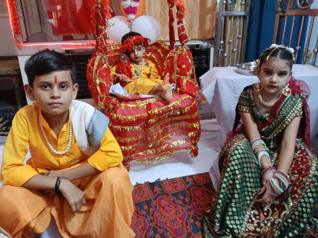 👉#श्रीकृष्ण की छठी पर गूंजे जयकारे, कढ़ी-चावल का लगा भोग
--#लाला तेली बजरिया के प्राचीन शिव बड़ा मंदिर में महिलाओं ने गाए मंगलगीत, श्रद्धालुओं को बांटा प्रसाद
शाहजहांपुर।भगवान श्रीकृष्ण की छठी का पर्व बुधवार को शहर में श्रद्धा और उल्लास के साथ मनाया गया। मंदिरों में सुबह से ही धार्मिक अनुष्ठानों का सिलसिला शुरू हो गया। शाम को भगवान श्रीकृष्ण का विधि-विधान से पूजन, अभिषेक और आरती कर कढ़ी-चावल का भोग लगाया गया। इसके बाद श्रद्धालुओं को प्रसाद वितरित किया गया। मंदिर परिसर में देर तक ‘जय कन्हैया लाल की, हाथी घोड़ा पालकी’ के जयकारे गूंजते रहे।शहर के लाला तेली बजरिया स्थित प्राचीन शिव बड़ा मंदिर में श्रीकृष्ण की छठी के अवसर पर विशेष धार्मिक आयोजन किया गया। मंदिर को फूलों और बिजली की झालरों से आकर्षक ढंग से सजाया गया था। सुबह से ही श्रद्धालुओं के पहुंचने का सिलसिला शुरू हो गया। पूरे दिन मंदिर परिसर में भजन-कीर्तन और धार्मिक कार्यक्रम चलते रहे।शाम करीब छह बजे पुजारी पंडित सुरेश चंद मिश्रा ने भगवान श्रीकृष्ण का गंगाजल से अभिषेक कराया। इसके बाद भगवान को सुंदर एवं नवीन वस्त्र धारण कराए गए। महिलाओं ने ढोलक की थाप पर मंगलगीत और भजन गाकर वातावरण को भक्तिमय बना दिया। भगवान श्रीकृष्ण की आरती के दौरान मंदिर परिसर श्रद्धालुओं के जयकारों से गूंज उठा।पूजन-अर्चन के बाद भगवान श्रीकृष्ण को कढ़ी-चावल का विशेष भोग लगाया गया। भोग के बाद प्रसाद का वितरण शुरू हुआ। कढ़ी-चावल का प्रसाद पाने के लिए श्रद्धालुओं की कतार लगी रही। आयोजन में बड़ी संख्या में महिलाओं और पुरुष श्रद्धालुओं ने सहभागिता की।
आयोजकों ने बताया कि भगवान श्रीकृष्ण की छठी का पर्व भक्तों के लिए विशेष महत्व रखता है। इस अवसर पर भगवान को भोग अर्पित कर प्रसाद वितरण किया गया और सुख-समृद्धि की कामना की गई।आयोजन में कांति पांडे, प्रेमवती मिश्रा, पूनम सक्सेना, नेहा मिश्रा, देवासी मिश्रा, कामिनी पांडे, सुनीता पाठक, हेमलता सक्सेना, रूबी सक्सेना, नीतू पाल सहित बड़ी संख्या में श्रद्धालुओं का सहयोग रहा। मंदिर के पुजारी पंडित सुरेश चंद मिश्रा, मोनू मिश्रा और देव मिश्रा सहित अन्य श्रद्धालु मौजूद रहे।