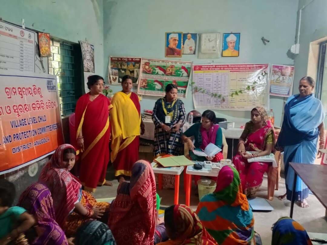 ଗ୍ରାମ ସ୍ତରୀୟ ଶିଶୁ ସୁରକ୍ଷା ଓ କଲ୍ୟାଣ ବୈଠକ:-
ଅନୁଗୋଳ ଜିଲ୍ଲା ବଅଁରପାଳ ବ୍ଲକ ସାନ୍ତରାପୁର ,ଗୋପିଗୋଠୋ, ବାହାଲ ସାହି, କନ୍ଧ ସାହି, ର ଭକ୍ତପୁର, ନୂଆସାହି,
ଅରା ହାଟ ବଉଳିଗୋଡ, ଯୁହlରପୂର୍ ଗ୍ରାମ ରେ ବିଶ୍ଵ ଯୁବ କେନ୍ଦ୍ର ବଣୀନାଳୀ ଅନୁଗୋଳ ଦ୍ୱାରା ପରିଚାଳିତ ଜଷ୍ଟ ରାଇଟ ଫର୍ ଚିଲଡ୍ରେନ୍ ଦ୍ୱାରା ଗ୍ରାମ ସ୍ତରୀୟ ଶିଶୁ ସୁରକ୍ଷା ଓ କଲ୍ୟାଣ ବୈଠକ ଅନୁଷ୍ଠିତ ହୋଇଯାଇଛି l କାର୍ଯ୍ୟ କ୍ରମ ରେ ଅଙ୍ଗନୱାଡି କର୍ମୀ, ୱାର୍ଡମେମ୍ୱର ,ଆଶା,କିଶୋରୀ ଉପସ୍ଥିିତଥିଲେ l ଶିଶୁଙ୍କୁ ନିଜର ଅଧିକାର ରୁ ବଞ୍ଚିତ କରି ବାଲ୍ୟ ବିବାହ , ଶିଶୁ ଚାଲାଣ, ଶିଶୁ ଯୌନ ନିର୍ଯାତନା, ଶିଶୁ ଶ୍ରମିକ ତଥା ଜୀବନ ପ୍ରତି ବିପଦ ସଙ୍କୁଳନ କାର୍ଯ୍ୟ ରେ ନିୟୋଜିତ ତଥା ଏହାର ଭୟାବହତା ଉପରେ ଆଲୋଚନା କରାଯାଇ ଥିଲା l ବାଲ୍ୟ ବିବାହ ତଥା ଶିଶୁ ଙ୍କୁ ଶ୍ରମରେ ନିୟୋଜିତ କରୁଥିବା ଲୋକଙ୍କ ପାଇଁ ଭାରତୀୟ ଆଇନ୍ ଅନୁଯାୟୀ ବାଲ୍ୟ ବିବାହ ର ଦଣ୍ଡ ବିଧାନ ଓ ନିୟମାବଳୀ ଏବଂ ପ୍ରତେକ ଶିଶୁ ର ଚାରୋଟି ପ୍ରାଥମିକ ଅଧିକାର ବିଷୟରେ ଆଲୋଚନା କରାଯାଇଥିଲା l ବିଶ୍ଵ ଯୁବ କେନ୍ଦ୍ର ର ନିର୍ଦ୍ଦେଶକ ମନୋଜ କୁମାର ମହାପାତ୍ର ଓ ପୂଜା ସ୍ୱାଇଁ ଙ୍କ ତତ୍ଵା ବଧାନ ରେ ପ୍ରକଳ୍ପ ସହଯୋଗୀ ଲକ୍ଷ୍ମୀ ବେହେରା ସଭା ପରିଚାଳନା କରିଥିଲେ। #anguldistrictadministration #anugul #angulexpress
