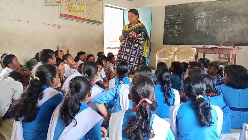 ବଅଁରପାଳ: ବିଭିନ୍ନ ସ୍କୁଲ୍ ରେ ସଚେତନତା କାର୍ଯ୍ୟ କ୍ରମ ଅନୁଷ୍ଠିତ,
ଅନୁଗୋଳ ଜିଲ୍ଲା ବଅଁରପାଳ ବ୍ଲକ
ଅରା ହାଟ,ସ୍କୁଲ୍ ବଉଳିଗୋଡ଼ କଙ୍କିନାଳି, ପୁରୀକିଆ ଠାରେ ସ୍କୁଲ୍ ସଚେତନତା କରାଯାଇଛି ବିଶ୍ଵ ଯୁବ କେନ୍ଦ୍ର ବଣୀନାଳୀ ଅନୁଗୋଳ ଦ୍ୱାରା ପରିଚାଳିତ ଜଷ୍ଟ ରାଇଟ ଫର୍ ଚିଲଡ୍ରେନ୍ ପ୍ରୋଗ୍ରାମ ଅନୁଷ୍ଠିତ ହୋଇଯାଇଛି l କାର୍ଯ୍ୟ କ୍ରମ ରେ ଶିକ୍ଷକ ଶିକ୍ଷୟତ୍ରୀ ଅଙ୍ଗନୱାଡି କର୍ମୀ, , କିଶୋର,କିଶୋରୀ ଉପସ୍ଥିିତଥିଲେ l ଶିଶୁଙ୍କୁ ନିଜର ଅଧିକାର ରୁ ବଞ୍ଚିତ କରି ବାଲ୍ୟ ବିବାହ , ଶିଶୁ ଚାଲାଣ, ଶିଶୁ ଯୌନ ନିର୍ଯାତନା, ଶିଶୁ ଶ୍ରମିକ ତଥା ଜୀବନ ପ୍ରତି ବିପଦ ସଙ୍କୁଳନ କାର୍ଯ୍ୟ ରେ ନିୟୋଜିତ ତଥା ଏହାର ଭୟାବହତା ଉପରେ ଆଲୋଚନା କରାଯାଇ ଥିଲା l ବାଲ୍ୟ ବିବାହ ତଥା ଶିଶୁ ଙ୍କୁ ଶ୍ରମରେ ନିୟୋଜିତ କରୁଥିବା ଲୋକଙ୍କ ପାଇଁ ଭାରତୀୟ ଆଇନ୍ ଅନୁଯାୟୀ ବାଲ୍ୟ ବିବାହ ର ଦଣ୍ଡ ବିଧାନ ଓ ନିୟମାବଳୀ ଏବଂ ପ୍ରତେକ ଶିଶୁ ର ଚାରୋଟି ପ୍ରାଥମିକ ଅଧିକାର ବିଷୟରେ ଆଲୋଚନା କରାଯାଇଥିଲା l ବିଶ୍ଵ ଯୁବ କେନ୍ଦ୍ର ର ନିର୍ଦ୍ଦେଶକ ମନୋଜ କୁମାର ମହାପାତ୍ର ଓ ପୂଜା ସ୍ୱାଇଁ ଙ୍କ ତତ୍ଵା ବଧାନ ରେ ପ୍ରକଳ୍ପ ସହଯୋଗୀ ଲକ୍ଷ୍ମୀ ବେହେରା ସଭା ପରିଚାଳନା କରିଥିଲେ। #anguldistrictadministration #anugul #angulexpress