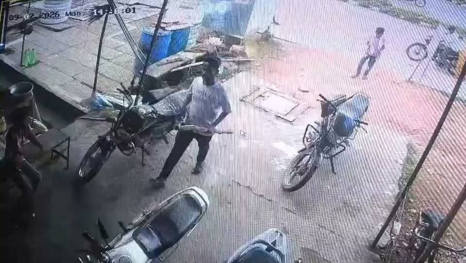 बमीठा में मेडिकल स्टोर के अंदर दवा व्यापारी से मारपीट, CCTV में कैद हुई पूरी वारदात
छतरपुर बमीठा थाना क्षेत्र में थाने से महज कुछ मीटर की दूरी पर मेडिकल स्टोर संचालक के साथ मारपीट का मामला सामने आया है। आरोप है कि 3-4 युवक मेडिकल स्टोर के अंदर पहुंचे और दवा व्यापारी के साथ लाठी-डंडों व हाथों से जमकर मारपीट की ,मेडिकल स्टोर में लगे CCTV कैमरे में पूरी घटना कैद हुई है। वीडियो में कुछ युवक मुंह ढककर मेडिकल स्टोर के अंदर जाते दिखाई दे रहे हैं। वहीं, एक-दो युवक हाथों में डंडा लेकर दौड़ते हुए आते और कुर्सी फेंकते नजर आ रहे हैं।CCTV में यह भी दिखाई दे रहा है कि मारपीट से बचने के लिए दवा व्यापारी मेडिकल स्टोर से बाहर भागता है, लेकिन उसके पीछे आरोपी युवक भी बाहर निकल आते हैं और सड़क पर दोबारा उसके साथ मारपीट करते हैं।मारपीट में दवा व्यापारी के चेहरे समेत शरीर के अन्य हिस्सों में चोटें आई हैं। मामले की शिकायत बमीठा थाने में दर्ज कराई गई है। घटना का CCTV वीडियो अब सोशल मीडिया पर तेजी से वायरल हो रहा है।