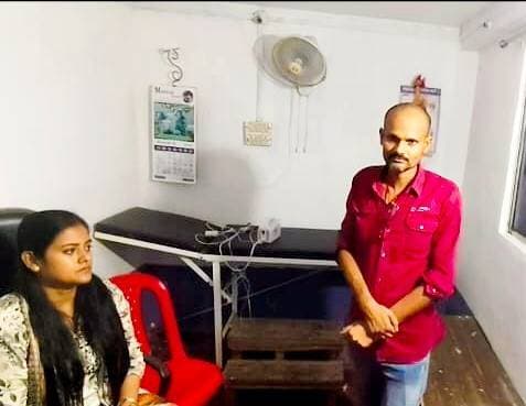 अवैध क्लिनिक पर प्रशासन की कार्रवाई
डीएम जनता दरबार की शिकायत पर एसडीओ डॉ. प्रेरणा सिंह का औचक निरीक्षण, क्लिनिक सील!
आज दिनांक 09 सितंबर 2026 को जिलाधिकारी जनता दरबार में मिली शिकायत के आधार पर अनुमंडल पदाधिकारी, गोपालगंज डॉ. प्रेरणा सिंह द्वारा बैकुंठपुर के मीराटोला में संचालित एक कथित अवैध क्लिनिक का औचक निरीक्षण किया गया।
जांच के दौरान संचालक विपिन कुमार गिरी बिना किसी वैध निबंधन, मेडिकल डिग्री या योग्यता के मरीजों का इलाज करते और औषधि दुकान चलाते पाए गए। निरीक्षण के समय इलाज करा रही एक महिला मरीज को तत्काल पीएचसी बैकुंठपुर में भर्ती कराया गया। एसडीओ के निर्देश पर प्रभारी चिकित्सा पदाधिकारी एवं स्वास्थ्य प्रबंधक ने अवैध क्लिनिक व मेडिकल स्टोर को सील कर दिया तथा संचालक को हिरासत में लेकर आगे की कानूनी कार्रवाई शुरू कर दी है।
#Gopalganj #ActionOnIllegalClinics #SDOGopalganj #HealthDepartment #PublicSafety #GopalganjAdministration #Baikunthpur