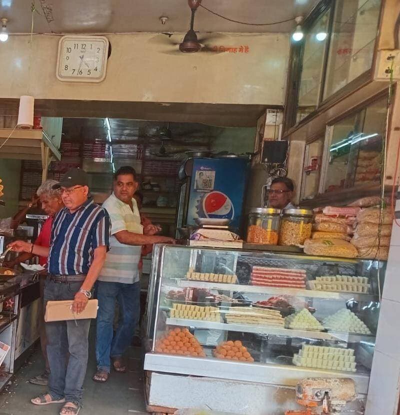 होटलों में खाद्य सुरक्षा मानकों की जांच, 7 प्रतिष्ठानों से खाद्य पदार्थों के नमूने लिए
________________
खाद्य पदार्थों की गुणवत्ता एवं स्वच्छता बनाए रखने के दिए निर्देश
________________
नमूने जांच के लिए राज्य खाद्य परीक्षण प्रयोगशाला भेजे, रिपोर्ट के आधार पर होगी कार्रवाई
________________
खरगोन 09 सितंबर 2026। कलेक्टर श्री गुरु प्रसाद के निर्देशानुसार खाद्य सुरक्षा एवं मानक अधिनियम 2006 के तहत खाद्य सुरक्षा अधिकारियों द्वारा खरगोन शहर स्थित विभिन्न होटल एवं खाद्य प्रतिष्ठानों का औचक निरीक्षण किया गया। निरीक्षण के दौरान खाद्य कारोबारकर्ताओं को खाद्य पदार्थों की गुणवत्ता एवं स्वच्छता बनाए रखने के संबंध में आवश्यक निर्देश दिए गए।
खाद्य सुरक्षा अधिकारियों ने होटल संचालकों को निर्देशित किया कि खाद्य प्रतिष्ठानों में फूड हाइजीन का विशेष रूप से पालन किया जाए। खाद्य पदार्थ तैयार करने वाले क्षेत्रों की नियमित अंतराल पर साफ-सफाई एवं सैनिटाइजेशन किया जाए। खाद्य सामग्री को निर्माण स्तर से ही स्वच्छ एवं सुरक्षित रखा जाए। साथ ही खाद्य पदार्थों को उचित तापमान पर पकाने तथा माइक्रोबियल संक्रमण से बचाव के लिए पके हुए भोजन को निर्धारित तापमान पर उचित समय तक गर्म रखने के निर्देश दिए गए। अधिकारियों ने पूर्णतः पका हुआ एवं सुरक्षित भोजन ही ग्राहकों को उपलब्ध कराने के लिए भी कहा।
निरीक्षण के दौरान खाद्य सुरक्षा एवं मानक अधिनियम 2006 एवं नियम 2011 के तहत विभिन्न प्रतिष्ठानों से खाद्य पदार्थों के नमूने संग्रहित किए गए। नटराज होटल, बावड़ी बस स्टैंड से सोयाबीन तेल एवं बेसन, श्री गणेश होटल, बावड़ी बस स्टैंड से सोयाबीन तेल, ज्योति होटल, बिस्टान नाका से पोहा एवं बेसन तथा राधे श्री कचोरी होटल, बस स्टैंड से सोयाबीन तेल का नमूना लिया गया।
इसी प्रकार शिवम होटल, बस स्टैंड से पोहा, नटराज कैफे हाउस, बस स्टैंड से सोयाबीन तेल तथा शिवम संगम होटल, बस स्टैंड से मैदा एवं बेसन के नमूने संग्रहित किए गए।
सभी संग्रहित नमूनों को जांच के लिए राज्य खाद्य परीक्षण प्रयोगशाला भेजा गया है। जांच रिपोर्ट प्राप्त होने के बाद संबंधित विक्रेताओं के विरुद्ध खाद्य सुरक्षा एवं मानक अधिनियम 2006 एवं नियम 2011 के तहत नियमानुसार वैधानिक कार्रवाई की जाएगी।
खाद्य सुरक्षा अधिकारियों ने बताया कि आगामी समय में भी खाद्य प्रतिष्ठानों का औचक निरीक्षण कर खाद्य पदार्थों की गुणवत्ता, स्वच्छता एवं सुरक्षा मानकों की जांच की जाएगी तथा नियमों का उल्लंघन पाए जाने पर नियमानुसार कार्रवाई निरंतर जारी रहेगी।
इस कार्रवाई के दौरान मुख्य खाद्य सुरक्षा अधिकारी श्री एच.एल. आवस्या तथा खाद्य सुरक्षा अधिकारी श्री आर.आर. सोलंकी एवं श्री एन.एस. सोलंकी उपस्थित रहे।
#JansamparkMP #khargone