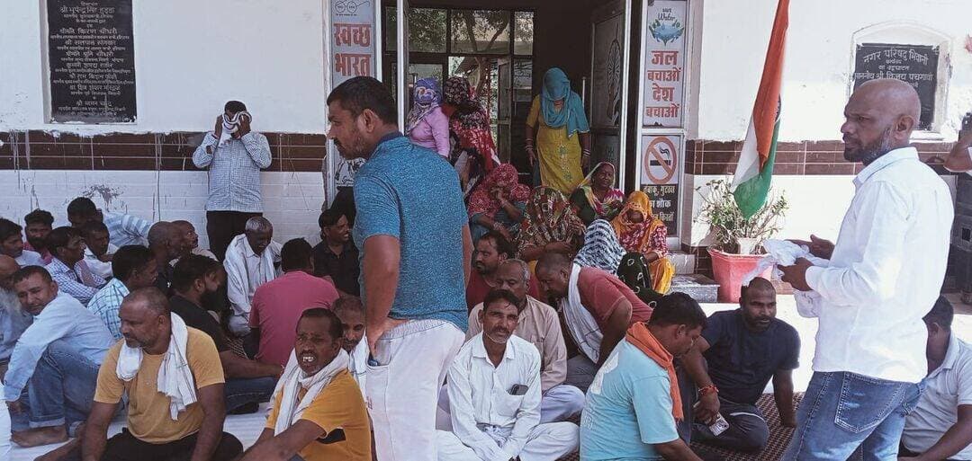सरकार की वादाखिलाफी से कर्मचारियों का रोष चरम पर, 35वें दिन भी भिवानी में गूंजी हुंकार
एचकेआरएन का झलावा नहीं, पक्की नौकरी चाहिए, कर्मचारी आर-पार के मूड में : पुरूषोत्तम दानव
खोखले आश्वासनों का खेल बंद करे सरकार; 11 और 13 सितंबर की महापंचायतों से आंदोलन को मिलेगी धार : अशोक गोयत
भिवानी, 09 सितंबर : नगर पालिका कर्मचारी संघ के आह्वान पर सफाई और अग्निशमन कर्मचारियों की हड़ताल बुधवार को 35वें दिन में प्रवेश कर चुकी है। भिवानी नगर परिषद कार्यालय के समक्ष धरने पर बैठे कर्मचारियों ने सरकार की वादाखिलाफी और टालमटोल की नीति के खिलाफ जमकर नारेबाजी की और अपने आक्रोश का प्रदर्शन किया। बुधवार को धरने की अध्यक्षता नगर पालिका कर्मचारी संघ के प्रदेश सचिव पुरूषोत्तम दानव ने की, जबकि मंच का संचालन सर्व कर्मचारी संघ ब्लॉक अध्यक्ष अशोक गोयत और नगर पालिका कर्मचारी संघ के इकाई सचिव रमेश कुमार ने संयुक्त रूप से किया।
धरने को संबोधित करते हुए कर्मचारी नेताओं ने आरोप लगाया कि कर्मचारियों के लंबे समय से चले आ रहे आंदोलन और उनकी जायज मांगों को लेकर सरकार जरा भी गंभीर नहीं है। सरकार की ओर से समाधान निकालने के बजाय केवल खोखले आश्वासन दिए जा रहे हैं। कर्मचारी संघ के नेताओं ने स्पष्ट किया कि यदि सरकार अपने अडिय़ल रवैये को छोडक़र मांगों पर विचार नहीं करती, तो कर्मचारी भी पीछे हटने वाले नहीं हैं। आंदोलन को किसी भी सूरत में कमजोर नहीं पडऩे दिया जाएगा।
कर्मचारियों की मुख्य मांगों को रेखांकित करते हुए कर्मचारी नेताओं ने मुख्यमंत्री से पुरजोर मांग की कि रोडवेज, फायर ब्रिगेड, नगर निगम, नगर परिषद और नगरपालिका समेत सभी सरकारी विभागों में कार्यरत कच्चे कर्मचारियों को बिना किसी देरी के पक्का किया जाए। उन्होंने हरियाणा कौशल रोजगार निगम की कार्यप्रणाली को खारिज करते हुए कहा कि कर्मचारी अब इस व्यवस्था के तहत अस्थायी रोजगार स्वीकार नहीं करेंगे। कर्मचारियों को स्थायी नौकरी दी जानी चाहिए और सरकार के साथ हुए समझौते की सभी शर्तों को अविलंब लागू किया जाना चाहिए।
सरकार द्वारा अपनाए जा रहे कड़े रुख और प्रशासनिक कार्रवाई पर बोलते हुए कर्मचारी नेताओं ने कहा कि नोटिस जारी करने, नौकरी से निकालने और बर्खास्तगी जैसी दमनात्मक नीतियों से कर्मचारियों को डराया नहीं जा सकता। सरकार चाहे कितनी भी सख्त कार्रवाई कर ले, कर्मचारी अपने अधिकारों के लिए लड़ाई जारी रखेंगे। उन्होंने बताया कि आंदोलन को और अधिक धार देने के लिए कर्मचारी संगठनों ने बड़े स्तर पर रणनीतिक बैठकों का ऐलान किया है। संघ ने घोषणा की है कि 11 सितंबर को भिवानी नगर परिषद प्रांगण में विभिन्न कर्मचारी और सामाजिक संगठनों के प्रतिनिधियों की एक बड़ी महापंचायत बुलाई जाएगी। इसके बाद 13 सितंबर को कुरुक्षेत्र में भी महापंचायत का आयोजन किया जाएगा। इन महापंचायतों के माध्यम से आंदोलन को प्रदेशव्यापी स्तर पर और अधिक उग्र एवं प्रभावी बनाने की अंतिम रूपरेखा तैयार की जाएगी।