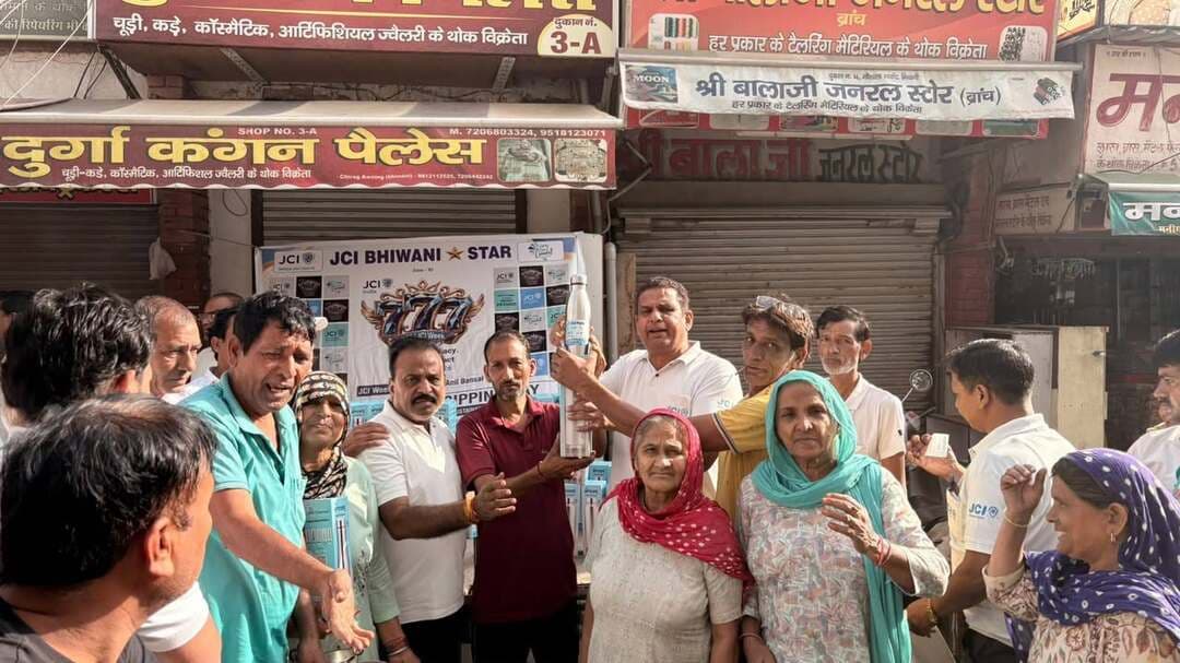 जेसीआई भिवानी स्टार द्वारा जेसीआई सप्ताह का हुआ आगाज : स्टील की बोतलें बांटकर दिया पर्यावरण संरक्षण का संदेश
छोटी-छोटी आदतें बदलकर पर्यावरण संरक्षण में दे सकते है बड़ा योगदान : जेसी कपिल शर्मा
भिवानी, 09 सितंबर : जेसीआई भिवानी स्टार द्वारा जेसीआई सप्ताह-2026 का आगाज बुधवार से किया गया। इस सात दिवसीय कार्यक्रम के पहले दिन संस्था की ओर से सस्टेनेबल सिपिंग डे प्रोजेक्ट के तहत शहर के गौशाला मार्केट और हालू बाजार में स्टील की बोतलें वितरित की गई। यह जानकारी देते हुए जेसीआई भिवानी स्टार के मीडिया प्रभारी जेसी कपिल शर्मा ने बताया कि कार्यक्रम का मुख्य उद्देश्य लोगों को प्लास्टिक की बोतलों को नकारते हुए स्टील अपनाने के लिए प्रेरित करना था। इस अवसर पर बड़ी संख्या में संस्था के सदस्यों ने उत्साह के साथ हिस्सा लिया और पूरी ड्रेस कोड में नजऱ आए। कार्यक्रम सुबह 8 बजे गौशाला मार्केट में मनीष चूड़ी भंडार के पास शुरू हुआ, जहां से सदस्यों ने रैली के रूप में निकलते हुए लोगों को पर्यावरण के प्रति जागरूक किया। इस मौके पर संस्था के अध्यक्ष जेएफएम संदीप अग्रवाल ने कहा कि जेसीआई हमेशा से ही समाज और पर्यावरण के प्रति अपनी जिम्मेदारियों को समझती आई है। सस्टेनेबल सिपिंग डे का उद्देश्य लोगों को प्लास्टिक की बोतलों का इस्तेमाल कम करने और पर्यावरण के अनुकूल स्टील की बोतलों को अपनाने के लिए प्रेरित करना है। उन्होंने बताया कि इस अभियान के माध्यम से हम समाज को यह संदेश देना चाहते हैं कि छोटी-छोटी आदतें बदलकर भी हम पर्यावरण संरक्षण में बड़ा योगदान दे सकते हैं। संस्था के सचिव जेसी श्याम अग्रवाल ने बताया कि जेसीआई सप्ताह के तहत अगले छह दिनों तक भी शहर के अलग-अलग हिस्सों में कई तरह के सामाजिक और जागरूकता कार्यक्रम आयोजित किए जाएंगे। कार्यक्रम के प्रोजेक्ट डायरेक्टर जेसी कपिल शर्मा, जेसी राजू सोनी, जेसी मनीष गुप्ता, जेसी अनुराग शर्मा, जेसी नितिन तायल और जेसी मुकेश खारकिया ने भी अपने विचार रखे और लोगों से इस अभियान में बढ़-चढकऱ हिस्सा लेने की अपील की। इस अवसर पर जेसीआई भिवानी स्टार के पैटर्न गोपाल अग्रवाल सचिव जेसी श्याम अग्रवाल,कोषाध्यक्ष मनोज सैनी जेसीआरटी विंग अध्यक्ष कल्पना गोयल, जेजे विंग अध्यक्ष पारुल गोयल कई वरिष्ठ सदस्य और गणमान्य व्यक्ति भी मौजूद थे। सभी ने इस पहल की सराहना की और जेसीआई के प्रयासों को सराहा।
#bhiwani_haryana #bhiwani #JCI #jciindia #jciindiazonex