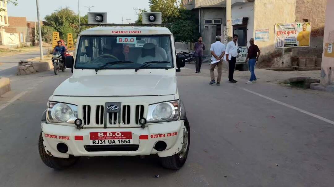 निकाय चुनाव: साइलेंस पीरियड शुरू होते ही उतरेंगे पोस्टर-बैनर; नियमों की अनदेखी पर दर्ज होगी FIR, जब्ती का खर्च भी उम्मीदवार के खाते में जुड़ेगा
प्रशासन ने उतारे पोस्टर बैनर
#LatestNews #BreakingNews #नगरपालिकापीलीबंगा
#लालबहादुर_भाखर
पीलीबंगा/हनुमानगढ़ :-
पीलीबंगा कश्मीर में रिटर्निंग अधिकारी के निर्देशानुसार विभिन्न प्रकार की प्रचार सामग्री पोस्टर बैनर होर्डिंग हटाए गए आपको बता दें कि निकाय चुनाव में मतदान से पहले का समय प्रत्याशियों और उनके समर्थकों के लिए बेहद संवेदनशील हो गया है। राज्य निर्वाचन आयोग के निर्देशों के तहत मतदान समाप्ति के ठीक 48 घंटे पहले 'साइलेंस पीरियड' (शांत काल) प्रभावी होते ही कस्बे में लगे सभी तरह के अनधिकृत प्रचार साधनों पर पूर्ण प्रतिबंध लागू हो जाएगा। प्रशासन ने स्पष्ट किया है कि समय सीमा समाप्त होते ही सार्वजनिक स्थलों पर लगे पोस्टर-बैनर तत्काल हटाने होंगे, अन्यथा प्रशासन उन्हें जब्त कर हटाने का पूरा खर्च संबंधित प्रत्याशी के चुनावी व्यय खाते में जोड़ देगा और कड़ी कानूनी कार्यवाही भी करेगा।
क्या हटेगा और कार्यालय पर क्या रहेगा मान्य?
आदर्श आचार संहिता के तहत सड़कों, चौराहों, बिजली के खंभों, सरकारी संपत्तियों और निजी भवनों पर बिना अनुमति लगे सभी होर्डिंग्स, कट-आउट, झंडे और पोस्टर अनिवार्य रूप से हटाने होंगे। मतदान केंद्र की 100 मीटर की परिधि में किसी भी प्रकार की प्रचार सामग्री पूरी तरह वर्जित रहेगी। वहीं, प्रत्याशी के अधिकृत मुख्य चुनाव कार्यालय के बाहर केवल पहचान और सूचना के लिए आयोग द्वारा निर्धारित साइज का एकमात्र साधारण बोर्ड (नाम व चुनाव चिन्ह युक्त) लगाने की ही छूट होगी। कार्यालय के बाहर या आसपास की सड़कों पर लगे अतिरिक्त बड़े कट-आउट, लाउडस्पीकर और झंडों की लड़ियां पूरी तरह हटानी होंगी।
उल्लंघन पर सीधे FIR और कारावास का प्रावधान
प्रशासन की फ्लाइंग स्क्वाड टीम (FST) और निकाय दल समय सीमा समाप्त होते ही जब्ती अभियान शुरू करेंगे। निर्धारित समय के बाद भी सामग्री न हटाने या प्रचार जारी रखने पर लोक प्रतिनिधित्व अधिनियम की धारा 126 के तहत 2 वर्ष तक की जेल या जुर्माना, सार्वजनिक संपत्ति विरूपण अधिनियम तथा लोक सेवक के आदेश की अवहेलना (धारा 223 BNS / 188 IPC) के तहत सीधे प्राथमिकी (FIR) दर्ज की जाएगी। गंभीर उल्लंघन की स्थिति में रिटर्निंग ऑफिसर (RO) कार्यालय की अनुमति रद्द कर उसे सील भी कर सकते हैं।