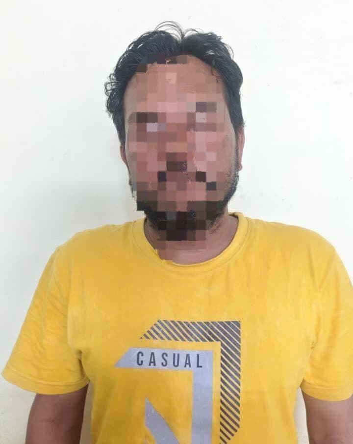 शेयर मार्केट में मोटे मुनाफे का लालच देकर 61.40 लाख रुपये की साइबर ठगी करने के मामले एक आरोपी गिरफ्तार।
रेवाड़ी समाचार पंकज कुमार।
साइबर थाना रेवाड़ी पुलिस ने गांव शहादत नगर निवासी एक व्यक्ति को शेयर मार्केट में निवेश से मोटा मुनाफा कमाने का लालच देकर 61.40 लाख रुपये की साइबर ठगी करने के मामले में एक आरोपी को अदालत से प्रोडक्शन वारंट पर लेकर गिरफ्तार किया है। गिरफ्तार किए गए आरोपी की पहचान नई दिल्ली के मुकुंदपुर जनता विहार हालआबाद मुकुंदपुर के समता विहार कॉलोनी निवासी विजय माथुर के रूप में हुई है।
जांचकर्ता ने बताया की गत 03 फरवरी को गांव शहादत नगर निवासी सतीश कुमार ने पुलिस को दी अपनी शिकायत में बताया था कि गत वर्ष 17 दिसंबर को वह अपने मोबाइल पर यूट्यूब देख रहा था। इसी दौरान शेयर बाजार से संबंधित एक विज्ञापन आया। विज्ञापन पर क्लिक करने के बाद वह एक व्हाट्सऐप ग्रुप से जुड़ गया। इसके बाद उसे दूसरे व्हाट्सऐप ग्रुप में जोड़कर शेयर बाजार में रुपये निवेश करने और मुनाफा कमाने का लालच दिया गया। ग्रुप से मिली जानकारी के अनुसार उसने जनवरी 2026 में अपने बैंक खाते से अलग-अलग बैंक खातों में कई बार रुपये ट्रांसफर किए। इसके बाद 27 जनवरी को उसे एक अन्य व्हाट्सऐप ग्रुप में जोड़कर आईपीओ में निवेश करने के लिए कहा गया। उसने झांसे में आकर वहां भी रुपये जमा करा दिए। आरोपियों ने अलग-अलग खातों में रकम जमा करवाकर उससे कुल 61 लाख 40 हजार रुपये की रकम ट्रांसफर करवा ली। जब उसने अपनी रकम वापस निकालने का प्रयास किया, तो उससे और अधिक पैसों की मांग की गई। इसके बाद उसे ठगी का अहसास हुआ। जिस पर पुलिस ने आरोपियों के खिलाफ साइबर थाना रेवाड़ी में ठगी का मामला दर्ज करके जांच शुरू की थी। जो जांच के बाद पुलिस ने सोमवार को मामले में संलिप्त एक आरोपी नई दिल्ली के मुकुंदपुर जनता विहार हालआबाद मुकुंदपुर के समता विहार कॉलोनी निवासी विजय माथुर को माननीय अदालत से प्रोडक्शन वारंट पर लेकर गिरफ्तार किया है। आरोपी के बैंक खाते में ठगी की रकम में से 2 लाख रुपये ट्रांसफर हुए थे। पुलिस ने आरोपी को पेश अदालत करके पूछताछ के लिए दो दिन के पुलिस रिमांड पर लिया है। पुलिस द्वारा इस मामले में अन्य आरोपियों की गिरफ्तारी भी जल्द की जाएगी।
................................................... फोटो संलग्न है।