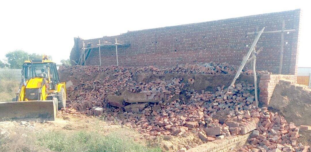 7.5 एकड़ की अवैध कॉलोनी में चला डीटीपी का बुल्डोजर, कब्जाधारियों को खदेड़ा।
रेवाड़ी समाचार पंकज कुमार
: जिला नगर योजनाकार द्वारा बुधवार को गांव चिल्हड़ में बने हुए अवैध निर्माणों पर तोड़फोड़ की कार्यवाही की गई। यहां बिना अनुमति के लगभग 7.5 एकड़ में अवैध रूप से विकसित हो रही अवैध कॉलोनी में 38 डीपीसी, 8 परिकास्ट चारदीवारी व कच्चे रोड नेटवर्क पर तोड़फोड़ की कार्यवाही अमल में लाई गई। जिला प्रशासन की तरफ से नियुक्त डयूटी मैजिस्ट्रेट की देखरेख में भारी पुलिस प्रशासन की सहायता से कार्यवाही अमल में लाई गई।
जिला नगर योजनाकार नरेन्द्र नैन ने आमजन से अनुरोध किया है कि कोई भी अवैध निर्माण न करे तथा प्लाट खरीदने से पहले इस कार्यालय से उस कालोनी की वैधता बारे सुनिश्चित करें। ताकि विभागीय कार्यवाही एवं आर्थिक नुकसान से बचाव हो सके। किसी भी प्रकार का निर्माण करने से पहले सरकार के नियमानुसार अनुमति लेवें। अवैध कालोनी काटनेवाले प्रोपर्टी डीलर आमजन को झूठे सब्जबाग दिखाकर खाली भूमि पर प्लाट बेच देते हैं। इससे सामान्य जनता को तब पता चलता है जब उस स्थल पर अवैध निर्माण शुरू करने पर कार्यवाही की जाती है। उस समय जिस व्यक्ति द्वारा वह प्लाट खरीदा गया है वह अपने आप को ठगा हुआ महसूस करता है। इसलिए आमजन से बार-बार यही अपील की जाती है कि किसी भी अवैध कॉलोनी में कोई प्लाट न खरीदें ताकि आमजन की गाढी कमाई बेकार न जाए। कोई भी व्यक्ति प्लॉट खरीदने से पहले कॉलोनी की वैधता बारें जिला नगर योजनाकार कार्यालय से किसी भी कार्य दिवस को छानबीन कर सकता है।