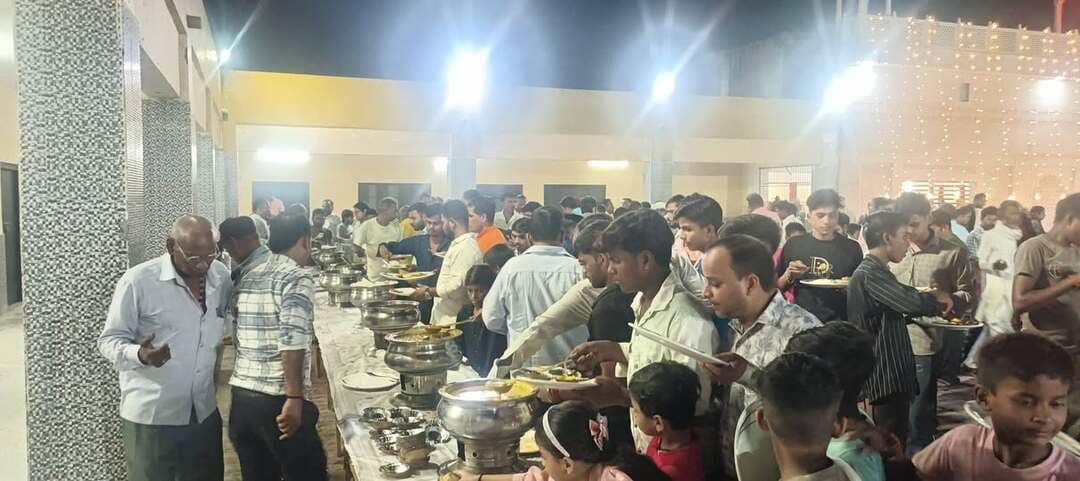 तिलहर/शाहजहांपुर
====
कन्हैया की छठी
धूमधाम से मनाई गई।
=====
विवेक शर्मा (अंशु)
नगर क्षेत्र के विभिन्न मंदिरों में धूमधाम से भगवान श्री कृष्ण की छठी के अवसर पर भंडारों का आयोजन किया गया।
गत वर्षो की भांति इस वर्ष भी भगवान श्री कृष्ण की छठी के अवसर पर भक्तों के द्वारा अपने घरों और मंदिरों में कढ़ी चावल पूरी सब्जी आदि का भोग लगाकर भंडारा कराया गया।नगर के स्टेशन रोड स्थित रस्तोगी मंदिर मोहल्ला,पचासा स्थित नागेश्वर नाथ मंदिर,मोहल्ला कुंवरगंज स्थित सावित्री देवी धर्मशाला मंदिर आदि पर भगवान श्री कृष्ण की छठी पूरे हर्षोल्लास और धूमधाम से मनाई गई।इस दौरान व्यापार मंडल नगर अध्यक्ष सौरव गुप्ता रवि, आशुतोष सिंह,अशोक रस्तोगी,वैभव रस्तोगी,रामजी शास्त्री,दिनेश सिंह,सुनील शर्मा,कीर्ति देव मिश्रा,शीलेंद्र मोहन मिश्रा,रितिक गुप्ता,शानू गुप्ता आदि मौजूद रहे।
