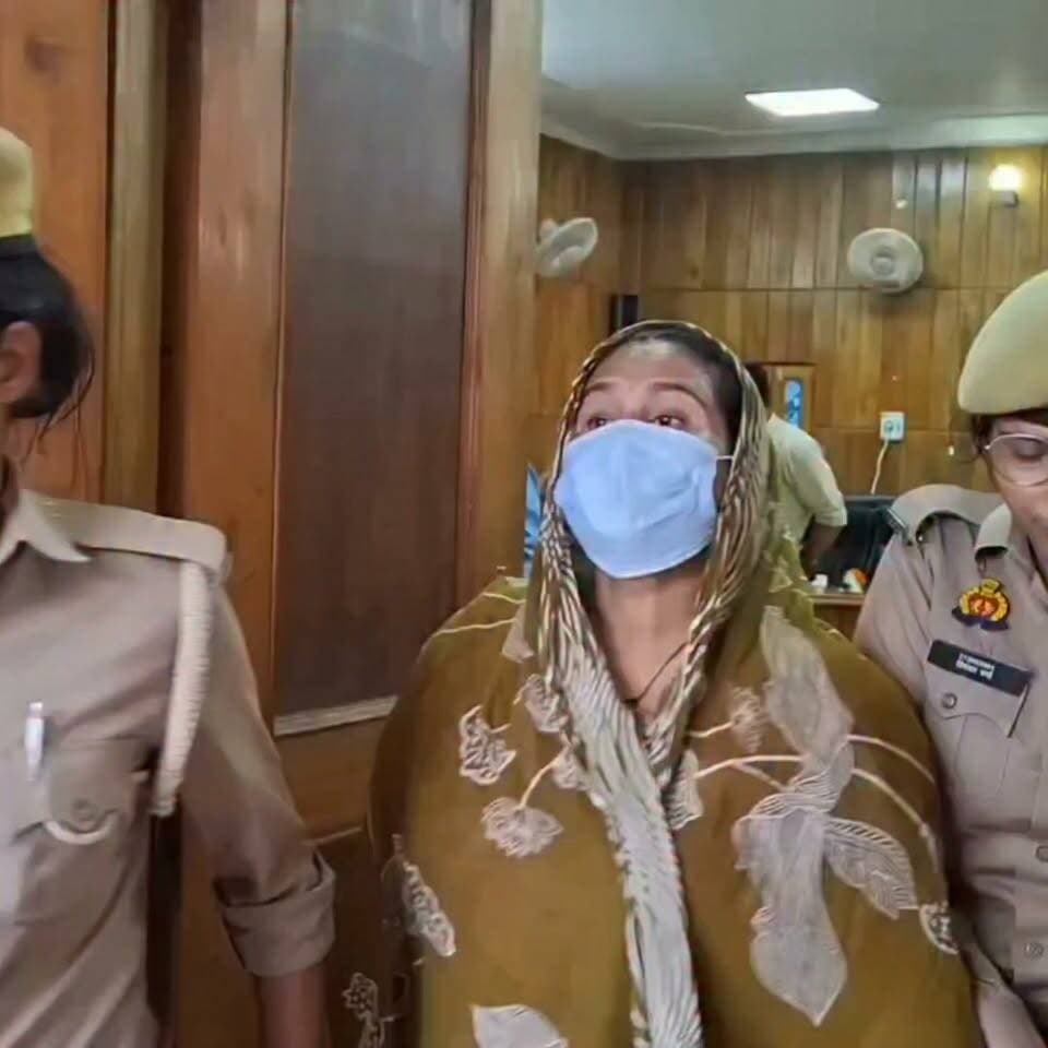अगर इस महिला तस्कर की कही बाते सही है तो मामला गंभीर है!जांच के बाद शामिल पत्रकार पर कार्रवाई जरूर होनी चाहिए
UP Police Bahraich Police