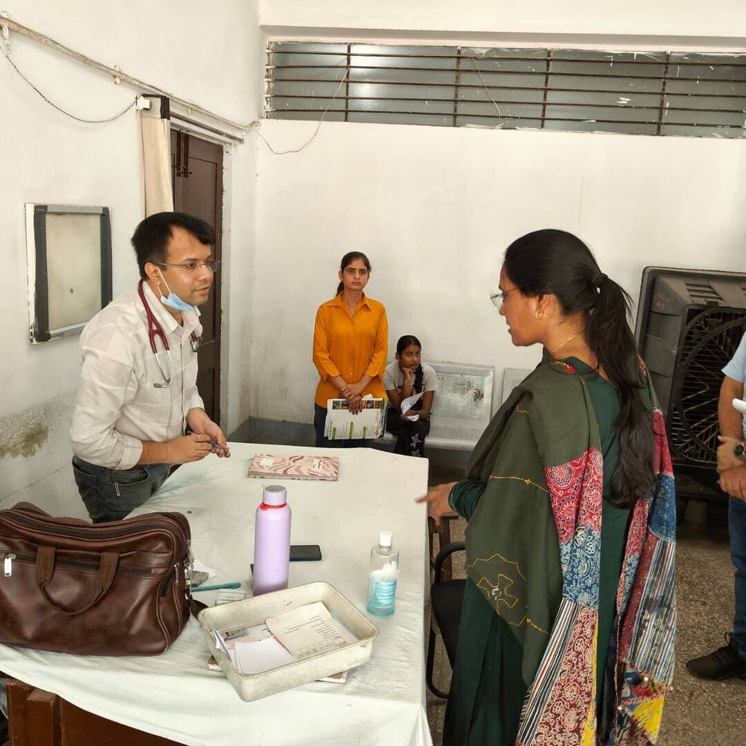 कलेक्टर नरेन्द्र कुमार सूर्यवंशी के निर्देश पर राजस्व अधिकारियों द्वारा संजय गांधी अस्पताल का नियमित निरीक्षण जारी.
अपर कलेक्टर श्रीमती सपना त्रिपाठी ने अस्पताल का निरीक्षण कर व्यवस्थाओं की मॉनिटरिंग की।
"" "" "" "" "" "" "" "" "" "" "" "" "" "" "
शासकीय संजय गांधी अस्पताल विन्ध्य क्षेत्र का सबसे बड़ा अस्पताल है। इसकी उपचार व्यवस्थाओं को बेहतर करने के लगातार प्रयास किए जा रहे हैं। अस्पताल की व्यवस्थाओं की मानीटरिंग के लिए कलेक्टर नरेन्द्र कुमार सूर्यवंशी ने राजस्व अधिकारियों की तैनाती की है। उनके द्वारा अस्पताल का नियमित रूप से निरीक्षण किया जा रहा है। इस क्रम में अपर कलेक्टर श्रीमती सपना त्रिपाठी ने सुबह 10.30 बजे अस्पताल का निरीक्षण किया। अपर कलेक्टर ने मौके पर उपस्थित अधीक्षक डॉ. प्रियंक शर्मा से ड्यूटी चार्ट के अनुसार डॉक्टरों की उपस्थिति, साफ-सफाई व्यवस्था तथा अस्पताल में भर्ती मरीजों के साथ केवल एक सहायक की अनुमति के संबंध में दिए गए निर्देश के परिपालन की जानकारी ली। अधीक्षक ने बताया कि सभी वार्डों में तैनात सुरक्षाकर्मी केवल एक व्यक्ति को ही वार्ड में प्रवेश दे रहे हैं। कलेक्टर महोदय के निर्देशों के अनुसार वार्डों में सफाई के लिए अतिरिक्त सफाईकर्मी तैनात कर दिए गए हैं। निरीक्षण के समय अन्य डॉक्टर्स भी उपस्थित रहे।
CM Madhya Pradesh Dr Mohan Yadav Rajendra Shukla Office Of Rajendra Shukla Directorate of Health Services, Madhya Pradesh Collector Rewa Jansampark Madhya Pradesh
#Rewa #रीवा