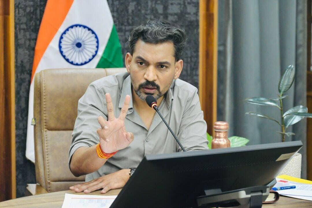 लोन के नाम पर ठगी करने वालों पर गिरेगी गाज! संदिग्ध मामलों की SIT जांच के निर्देश...
देहरादून। जनपद में ऋण और ऋण बीमा के नाम पर लगातार सामने आ रही फर्जीवाड़े की शिकायतों को जिला प्रशासन ने गंभीरता से लिया है। जिलाधिकारी डॉ. आशीष चौहान ने बुधवार को जनपद में कार्यरत एनबीएफसी (NBFCs) एवं एचएफसी (HFCs) के प्रतिनिधियों के साथ बैठक कर ऋण वितरण प्रक्रिया, एजेंटों की भूमिका, रिकवरी और फर्जीवाड़े से जुड़े मामलों की विस्तृत समीक्षा की।
जिलाधिकारी ने स्पष्ट शब्दों में कहा कि आमजन की आर्थिक मजबूरी का फायदा उठाकर फर्जी तरीके से लोन दिलाने, अनावश्यक दस्तावेज तैयार करने या एजेंटों के माध्यम से धोखाधड़ी करने वाले व्यक्तियों और संस्थाओं के खिलाफ कठोर कार्रवाई की जाएगी। उन्होंने कहा कि ऋण फर्जीवाड़े से संबंधित शिकायतों को किसी भी स्तर पर नजरअंदाज नहीं किया जाएगा।
प्रशासन ने ऐसे मामलों की निगरानी और प्रभावी कार्रवाई के लिए लीड बैंक मैनेजर (LDM) को संबंधित विभागों एवं वित्तीय संस्थाओं के प्रतिनिधियों को शामिल करते हुए समिति गठित करने के निर्देश दिए हैं। यह समिति ऋण फर्जीवाड़े से संबंधित शिकायतों, संदिग्ध ऋण प्रकरणों और एजेंटों की गतिविधियों की नियमित समीक्षा करेगी। इसके साथ ही प्रत्येक माह संबंधित संस्थाओं एवं अधिकारियों के साथ समीक्षा बैठक आयोजित की जाएगी।
डीएम डॉ. आशीष चौहान ने कहा कि गंभीर एवं संदिग्ध ऋण फर्जीवाड़े के मामलों में आवश्यकता के अनुसार SIT (Special Investigation Team) से जांच कराई जाएगी। जांच में किसी बैंक, वित्तीय संस्था, एजेंट अथवा अन्य व्यक्ति की संलिप्तता सामने आने पर संबंधित के खिलाफ नियमानुसार कठोर कार्रवाई की जाएगी।
बैठक में यह भी सामने आया कि कुछ मामलों में ऋण लेने वाले व्यक्ति की वास्तविक आर्थिक स्थिति और पुनर्भुगतान क्षमता का समुचित परीक्षण किए बिना एजेंटों के माध्यम से ऋण स्वीकृत कराने की शिकायतें मिल रही हैं। जिलाधिकारी ने ऐसी अनियमितताओं को गंभीरता से लेते हुए कहा कि यदि किसी संस्था अथवा उसके प्रबंधन की संलिप्तता पाई जाती है तो संबंधित प्रबंधक और जिम्मेदार अधिकारियों के खिलाफ भी कार्रवाई की जाएगी।
जिलाधिकारी ने जनपद में संचालित सभी NBFCs और HFCs को उनके द्वारा वितरित ऋणों तथा लंबित रिकवरी मामलों की विस्तृत सूची उपलब्ध कराने के निर्देश दिए हैं। प्रशासन इन सूचनाओं का परीक्षण कर संदिग्ध मामलों को चिन्हित करेगा और आवश्यकतानुसार जांच एवं कार्रवाई की जाएगी।
उन्होंने वित्तीय संस्थाओं को अपनी ऋण वितरण प्रक्रिया में पारदर्शिता और जवाबदेही सुनिश्चित करने के निर्देश दिए। साथ ही कहा कि एजेंटों अथवा बिचौलियों द्वारा नियमों के विपरीत कार्य किए जाने की शिकायत मिलने पर संबंधित वित्तीय संस्था को भी जवाबदेह माना जाएगा।
जिलाधिकारी ने सभी उप जिलाधिकारियों को अपने-अपने क्षेत्रों में टास्क फोर्स गठित कर कार्रवाई करने के निर्देश दिए हैं। प्रत्येक एसडीएम अपने क्षेत्र में संचालित NBFCs और HFCs की विस्तृत सूची तैयार करेंगे। इसके अलावा क्षेत्र में सक्रिय मनीलेंडरों और ऋण उपलब्ध कराने के नाम पर काम कर रहे एजेंटों का विवरण भी संकलित किया जाएगा।
प्रशासन इन गतिविधियों की गहन जांच कर संदिग्ध नेटवर्क की पहचान करेगा। जिलाधिकारी ने कहा कि ऋण दिलाने के नाम पर आमजन को भ्रमित करने और उनकी आर्थिक मजबूरी का फायदा उठाने वाले एजेंटों एवं फर्जी एजेंसियों के पूरे नेटवर्क को तोड़ना आवश्यक है।
डीएम ने भारतीय रिजर्व बैंक के प्रतिनिधि को भी संदिग्ध एवं फर्जी तरीके से संचालित एजेंसियों से संबंधित जानकारी उपलब्ध कराने तथा आवश्यक सूचनाओं का आपसी आदान-प्रदान सुनिश्चित करने के निर्देश दिए।
जिलाधिकारी डॉ. आशीष चौहान ने कहा कि जिला प्रशासन आमजन के हितों की रक्षा के लिए प्रतिबद्ध है। आर्थिक धोखाधड़ी के मामलों में किसी भी दोषी को बख्शा नहीं जाएगा। सभी संबंधित विभागों और वित्तीय संस्थाओं को आपसी समन्वय के साथ काम करते हुए ऐसे मामलों की रोकथाम और दोषियों के खिलाफ कार्रवाई सुनिश्चित करनी होगी।
बैठक में मुख्य विकास अधिकारी अभिनव शाह, उप जिलाधिकारी मुख्यालय रविन्द्र ज्वांठा, लीड बैंक प्रबंधक राजीव भाटिया, भारतीय रिजर्व बैंक के प्रतिनिधि भरत कुमार सहित विभिन्न NBFCs एवं HFCs के प्रतिनिधि उपस्थित रहे।
<nis:link nis:type=tag nis:id=dehradunnews nis:value=DehradunNews nis:enabled=true nis:link/> <nis:link nis:type=tag nis:id=dehradun nis:value=Dehradun nis:enabled=true nis:link/> <nis:link nis:type=tag nis:id=loanfraud nis:value=LoanFraud nis:enabled=true nis:link/> <nis:link nis:type=tag nis:id=loanfraudcase nis:value=LoanFraudCase nis:enabled=true nis:link/> <nis:link nis:type=tag nis:id=sitinvestigation nis:value=SITInvestigation nis:enabled=true nis:link/> <nis:link nis:type=tag nis:id=dmdehradun nis:value=DMDehradun nis:enabled=true nis:link/> <nis:link nis:type=tag nis:id=uttarakhandnews nis:value=UttarakhandNews nis:enabled=true nis:link/> <nis:link nis:type=tag nis:id=nbfc nis:value=NBFC nis:enabled=true nis:link/> <nis:link nis:type=tag nis:id=hfc nis:value=HFC nis:enabled=true nis:link/> <nis:link nis:type=tag nis:id=loanagents nis:value=LoanAgents nis:enabled=true nis:link/> <nis:link nis:type=tag nis:id=financialfraud nis:value=FinancialFraud nis:enabled=true nis:link/> <nis:link nis:type=tag nis:id=uttarakhandnews nis:value=UttarakhandNews nis:enabled=true nis:link/> <nis:link nis:type=tag nis:id=देहरादून nis:value=देहरादून nis:enabled=true nis:link/> <nis:link nis:type=tag nis:id=ऋणफर्जीवाड़ा nis:value=ऋणफर्जीवाड़ा nis:enabled=true nis:link/> <nis:link nis:type=tag nis:id=लोनठगी nis:value=लोनठगी nis:enabled=true nis:link/> <nis:link nis:type=tag nis:id=एसआईटीजांच nis:value=एसआईटीजांच nis:enabled=true nis:link/>
