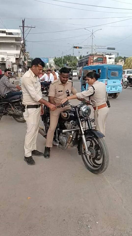 सतना यातायात पुलिस द्वारा सर्किट हाउस चौराहा में बुलेट मॉडिफाई साइलेंसर पर की जा रही कार्रवाई