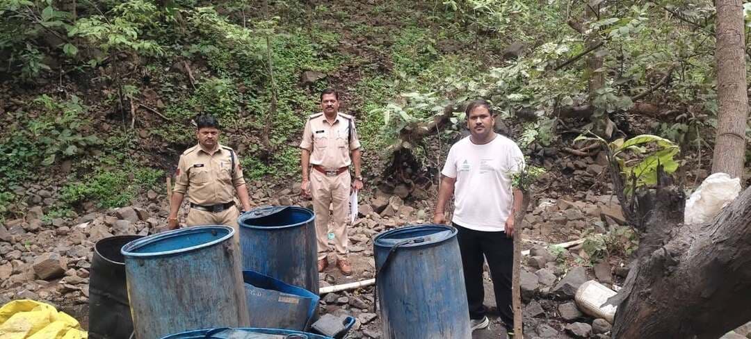 अवैध शराब के ठिकानों पर देवास पुलिस का बड़ा प्रहार
तीन थाना क्षेत्रों में एक साथ दबिश, 71 लीटर कच्ची महुआ शराब जब्त; हाथ भट्टी और शराब बनाने का सामान नष्ट
देवास। जिले में अवैध शराब के निर्माण और बिक्री के खिलाफ देवास पुलिस ने एक बार फिर सख्त कार्रवाई की है। “ऑपरेशन प्रहार” के तहत उदयनगर, पीपलरावां और सिविल लाइन थाना पुलिस ने अलग-अलग इलाकों में दबिश देकर अवैध शराब के ठिकानों की जांच की। कार्रवाई के दौरान कुल 71 लीटर हाथ भट्टी की कच्ची महुआ शराब जब्त की गई, जबकि शराब बनाने के लिए तैयार किया गया महुआ लहान और उपकरण मौके पर ही नष्ट कर दिए गए।
श्यामपुरा के जंगल में हाथ भट्टी पर स्ट्राइक
उदयनगर थाना पुलिस को मुखबिर से श्यामपुरा के जंगल में अवैध रूप से हाथ भट्टी संचालित किए जाने की सूचना मिली थी। पुलिस टीम ने मौके पर दबिश दी, जहां से 30 लीटर कच्ची महुआ शराब और दो मोटरसाइकिलें जब्त की गईं। पुलिस ने मौके पर मिले महुआ लहान और शराब निर्माण में इस्तेमाल किए जा रहे उपकरणों को नष्ट कर दिया। मामले में अज्ञात आरोपियों के खिलाफ प्रकरण दर्ज कर जांच शुरू की गई है।
सिविल लाइन पुलिस ने तीन आरोपियों को पकड़ा
इधर, सिविल लाइन थाना पुलिस ने हरिओम नगर और प्रताप नगर क्षेत्र में सुबह-सुबह दबिश देकर तीन अलग-अलग मामलों में तीन आरोपियों के कब्जे से कुल 41 लीटर कच्ची शराब जब्त की।
पुलिस के मुताबिक, एक महिला आरोपी के पास से 12 लीटर, रितेश मालवीय के कब्जे से 14 लीटर और आकाश सूर्यवंशी के पास से 15 लीटर कच्ची शराब बरामद हुई। जब्त शराब की कुल कीमत करीब ₹4,100 बताई गई है।
तीनों मामलों में आबकारी अधिनियम की धारा 34 के तहत अलग-अलग प्रकरण दर्ज कर आरोपियों को अभिरक्षा में लिया गया है। पुलिस ने आरोपियों के ठिकानों पर मिले महुआ लहान को भी मौके पर नष्ट किया।
पीपलरावां में पुलिस ने दी सख्त चेतावनी
पीपलरावां थाना क्षेत्र की बालोन चौकी पुलिस ने ग्राम ईलासखेड़ी स्थित कंजर डेरे पर दबिश दी। पुलिस ने वहां मौजूद लोगों को अवैध शराब बनाने, रखने या बेचने से दूर रहने की सख्त हिदायत दी। पुलिस ने स्पष्ट किया कि अवैध गतिविधि में संलिप्त पाए जाने पर संबंधित लोगों के खिलाफ कड़ी वैधानिक कार्रवाई की जाएगी।
अवैध शराब कारोबार पर पुलिस की नजर
देवास पुलिस के मुताबिक जिले में अवैध शराब के निर्माण, परिवहन, संग्रहण और बिक्री से जुड़े लोगों और ठिकानों को चिन्हित कर लगातार कार्रवाई की जा रही है। पुलिस का कहना है कि “ऑपरेशन प्रहार” के तहत अवैध शराब के कारोबार के खिलाफ अभियान आगे भी जारी रहेगा।
एक दिन की कार्रवाई ने साफ कर दिया है—अवैध शराब के ठिकाने चाहे जंगल में हों या शहर की बस्तियों में, पुलिस की नजर से बचना आसान नहीं होगा।