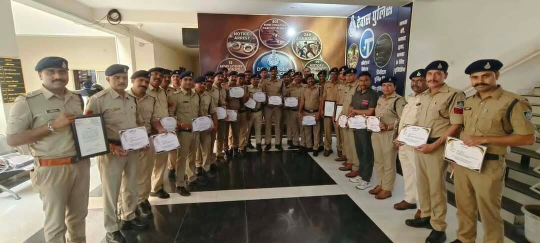 देवास पुलिस के 22 अधिकारी-कर्मचारी और 7 उत्कृष्ट विवेचक पुरस्कृत
एसपी पुनीत गेहलोद ने उत्कृष्ट कार्यों के लिए किया सम्मानित, बोले—कर्तव्यनिष्ठा ही पुलिस की असली ताकत
देवास। अपराधों के खुलासे, फरार आरोपियों की गिरफ्तारी, गुमशुदा एवं अपहृत लोगों की सकुशल बरामदगी, साइबर फ्रॉड की राशि वापस दिलाने और आमजन की त्वरित सहायता जैसे उत्कृष्ट कार्यों के लिए देवास पुलिस के 22 अधिकारी-कर्मचारियों और 7 उत्कृष्ट विवेचकों को पुलिस अधीक्षक पुनीत गेहलोद ने सम्मानित कर पुरस्कृत किया।
पुलिस अधीक्षक की इस पहल के तहत प्रत्येक सप्ताह बेहतर कार्य करने वाले पुलिसकर्मियों को सम्मानित किया जा रहा है। बुधवार को आयोजित कार्यक्रम में पुलिसकर्मियों की कार्यकुशलता, तत्परता और कर्तव्यनिष्ठा की सराहना की गई।
कई उल्लेखनीय उपलब्धियां रहीं
पुरस्कृत पुलिसकर्मियों में 26 वर्षों से फरार आरोपी की गिरफ्तारी, एनडीपीएस एक्ट के फरार इनामी आरोपी को पकड़ना, मंदिर चोरी और मोटर पंप चोरी की गैंग का खुलासा, 48 घंटे में दो नाबालिगों की सकुशल दस्तयाबी, अपहृता को गुजरात से बरामद करना तथा 9 टन आटे से भरे कंटेनर की डकैती का खुलासा करने वाले पुलिसकर्मी शामिल रहे।
वहीं एफआरवी टीमों ने रास्ता भटकी वृद्ध महिलाओं, आत्महत्या की धमकी देकर घर से निकले व्यक्ति और जंगल में फंसे 7 यात्रियों को सुरक्षित पहुंचाकर मानवीय संवेदनशीलता का परिचय दिया।
साइबर टीम ने अलग-अलग मामलों में पीड़ितों की करीब ₹1.17 लाख की राशि वापस दिलाने में महत्वपूर्ण भूमिका निभाई।
7 विवेचकों ने दिलाई दोषसिद्धि
उत्कृष्ट विवेचना के लिए 7 पुलिसकर्मियों को भी सम्मानित किया गया। इनके प्रयासों से हत्या के मामलों में उम्रकैद, बलात्कार के मामले में 20 वर्ष, छेड़खानी में 5 वर्ष, धोखाधड़ी में 3 वर्ष तथा अन्य मामलों में आरोपियों को सजा दिलाई गई।
एसपी पुनीत गेहलोद ने सभी पुरस्कृत पुलिसकर्मियों की सराहना करते हुए कहा कि इसी तरह लगन, मेहनत और निष्ठा के साथ जनसेवा एवं कानून-व्यवस्था की जिम्मेदारी निभाते रहें।
