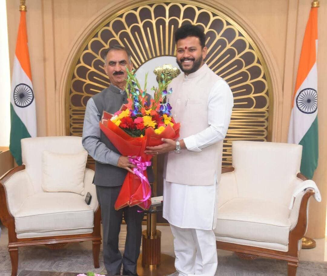 मुख्यमंत्री ने केंद्रीय नागर विमानन मंत्री से भेंट की
----केंद्रीय मंत्री ने कांगड़ा एयरपोर्ट के विस्तार के लिए टेक्नो-इकोनॉमिक फीजिबिलिटी रिपोर्ट को दो माह में अंतिम रूप देने के निर्देश दिए
---उड़ान योजना के तहत हिमाचल में हेलीपोर्ट निर्माण के लिए केंद्र देगा वित्तीय सहायता
मुख्यमंत्री ठाकुर सुखविन्द्र सिंह सुक्खू ने आज नई दिल्ली में केंद्रीय नागर विमानन मंत्री किंजरापु राममोहन नायडू से भेंट की और हिमाचल प्रदेश में हवाई संपर्क को सुदृढ़ करने और विमानन अवसंरचना के विस्तार से जुड़े विभिन्न मुद्दों पर विस्तृत चर्चा की।
मुख्यमंत्री ने बैठक में कांगड़ा एयरपोर्ट के विस्तार का मामला प्राथमिकता से उठाते हुए कहा कि प्रदेश में पर्यटन विकास के लिए बेहतर हवाई संपर्क अत्यंत महत्वपूर्ण है। उन्होंने कहा कि पर्यटन प्रदेश की अर्थव्यवस्था में महत्वपूर्ण भूमिका निभाता है। बेहतर हवाई सेवाओं से पर्यटकों की आवाजाही सुगम होने के साथ-साथ पर्यटन गतिविधियों को और बढ़ावा मिलेगा। उन्होंने केंद्रीय मंत्री को अवगत करवाया कि कांगड़ा एयरपोर्ट के विस्तार के लिए भूमि अधिग्रहण की प्रक्रिया पहले ही पूरी की जा चुकी है।
केंद्रीय नागर विमानन मंत्री ने संबंधित अधिकारियों को कांगड़ा एयरपोर्ट के विस्तार के लिए टेक्नो-इकोनॉमिक फीजिबिलिटी रिपोर्ट को दो माह के भीतर अंतिम रूप देने के निर्देश दिए। उन्होंने अधिकारियों को परियोजना के लिए सक्षम सलाहकार नियुक्त करने और निर्धारित समयावधि में रिपोर्ट तैयार करवाने के निर्देश दिए।
मुख्यमंत्री ने कहा कि यदि टेक्नो-इकोनॉमिक फीजिबिलिटी रिपोर्ट दो माह में तैयार हो जाती है, तो कांगड़ा एयरपोर्ट के विस्तार की प्रक्रिया को गति मिलेगी और परियोजना को तेजी से आगे बढ़ाया जा सकेगा। उन्होंने भारतीय विमानपत्तन प्राधिकरण (एएआई) से परियोजना की लागत का यथार्थपरक आकलन करने का भी आग्रह किया।
मुख्यमंत्री ने प्रदेश के विभिन्न हिस्सों में विकसित किए जा रहे हेलीपोर्ट के मुद्दे को भी केंद्रीय मंत्री के समक्ष उठाया। उन्होंने कहा कि हिमाचल प्रदेश की कठिन भौगोलिक परिस्थितियों को देखते हुए दूरदराज और दुर्गम क्षेत्रों तक बेहतर हवाई संपर्क उपलब्ध करवाने तथा आपात परिस्थितियों में त्वरित सेवाएं सुनिश्चित करने के लिए हेलीपोर्ट नेटवर्क को मजबूत करना आवश्यक है। उन्होंने हेलीपोर्ट निर्माण के लिए केंद्र से सहयोग का आग्रह किया। केंद्रीय मंत्री ने उड़ान योजना के तहत हिमाचल प्रदेश में हेलीपोर्ट के निर्माण के लिए वित्तीय सहायता प्रदान करने पर सहमति व्यक्त की।
बैठक में शिमला एयरपोर्ट से नियमित उड़ानों के संचालन पर भी चर्चा हुई। केंद्रीय नागर विमानन मंत्री ने शिमला को नियमित हवाई संपर्क उपलब्ध करवाने के लिए आवश्यक सहयोग देने का आश्वासन दिया। शिमला एयरपोर्ट की रनवे क्षमता के अनुरूप उपयुक्त विमानों के संचालन की संभावनाओं पर भी विचार-विमर्श किया गया।
मुख्यमंत्री ने कांगड़ा एयरपोर्ट की तर्ज पर शिमला एयरपोर्ट की सुरक्षा व्यवस्था केंद्रीय औद्योगिक सुरक्षा बल के स्थान पर हिमाचल प्रदेश पुलिस को सौंपने का आग्रह भी किया। केंद्रीय मंत्रालय ने इस प्रस्ताव पर सहमति व्यक्त की।
मुख्यमंत्री ने कहा कि राज्य सरकार हिमाचल प्रदेश में हवाई संपर्क को और मजबूत करने के लिए प्रतिबद्ध है। उन्होंने कहा कि कांगड़ा एयरपोर्ट का विस्तार, शिमला एयरपोर्ट से नियमित हवाई संपर्क और प्रदेश में हेलीपोर्ट नेटवर्क को सदृढ़ करने से न केवल पर्यटन को बढ़ावा मिलेगा, बल्कि प्रदेश के दूरदराज और दुर्गम क्षेत्रों में रहने वाले लोगों के लिए भी बेहतर हवाई संपर्क उपलब्ध होगा।
बैठक में मुख्यमंत्री के प्रधान सलाहकार राम सुभग सिंह, प्रधान सचिव (वित्त) देवेश कुमार, मुख्यमंत्री के सचिव राकेश कंवर, प्रधान आवासीय आयुक्त अजय कुमार तथा केंद्रीय नागर विमानन मंत्रालय के वरिष्ठ अधिकारी उपस्थित थे।
.0.