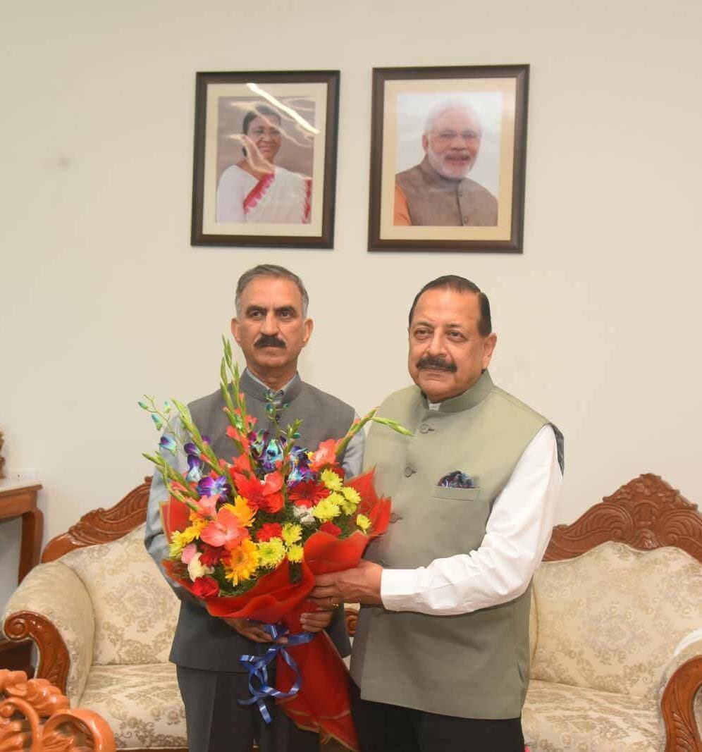 मुख्यमंत्री ने केंद्रीय मंत्री डॉ. जितेंद्र सिंह से की भेंट
---राज्य सरकार ने लाहौल-स्पीति और पांगी में हानले जैसा खगोलीय केंद्र स्थापित करने का प्रस्ताव रखा
---लैवेंडर स्थलों, स्कूलों में विज्ञान संग्रहालयों और पंचायत स्तर पर मौसम निगरानी के लिए सहयोग मांगा
मुख्यमंत्री ठाकुर सुखविन्द्र सिंह सुक्खू ने आज केंद्रीय विज्ञान एवं प्रौद्योगिकी तथा पृथ्वी विज्ञान राज्य मंत्री (स्वतंत्र प्रभार) डॉ. जितेंद्र सिंह से भेंट की और हिमाचल प्रदेश में विज्ञान एवं प्रौद्योगिकी आधारित पहलों को सुदृढ़ करने से संबंधित विभिन्न प्रस्तावों पर चर्चा की। इस दौरान विशेष रूप से राज्य के दूरदराज और जनजातीय क्षेत्रों में विज्ञान एवं प्रौद्योगिकी के लाभ पहुंचाने पर विचार-विमर्श किया गया।
मुख्यमंत्री ने केंद्रीय मंत्री को राज्य सरकार के उस प्रस्ताव से अवगत करवाया, जिसके तहत लाहौल-स्पीति और पांगी के उच्च ऊंचाई वाले जनजातीय क्षेत्रों में लद्दाख के हानले में संचालित सफल खगोलीय पहलों की तर्ज पर खगोल विज्ञान एवं खगोल भौतिकी केंद्र स्थापित करने की योजना है। उन्होंने कहा कि इन क्षेत्रों के खगोलीय अनुसंधान और अवलोकन के लिए अनुकूल परिस्थितियों का उपयोग करते हुए प्रस्तावित केंद्र विकसित किया जा सकता है। इससे स्थानीय युवाओं और विद्यार्थियों को खगोल विज्ञान में रुचि विकसित करने के अवसर मिलेंगे तथा राज्य के जनजातीय क्षेत्रों में सतत एवं ज्ञान-आधारित पर्यटन के नए अवसर भी सृजित होंगे।
मुख्यमंत्री ने हिमाचल प्रदेश में लैवेंडर की खेती को बढ़ावा देने के लिए भी चर्चा की और वैज्ञानिक एवं औद्योगिक अनुसंधान परिषद के माध्यम से राज्य में लैवेंडर की डेमोंस्ट्रेशन साइट्स का विस्तार करने के लिए सहयोग का आग्रह किया। उन्होंने कहा कि अधिक संख्या में प्रदर्शन स्थलों की स्थापना से किसानों को लैवेंडर की उपयुक्त खेती तकनीकों को समझने, फसल के बारे में जागरूकता बढ़ाने और इसे एक वैकल्पिक एवं लाभकारी फसल के रूप में अपनाने में सहायता मिलेगी।
मुख्यमंत्री ने विद्यार्थियों को विज्ञान एवं प्रौद्योगिकी के क्षेत्र में अधिक अवसर उपलब्ध करवाने के उद्देश्य से हिमाचल प्रदेश के आकांक्षी विकासखंडों के स्कूलों में विज्ञान संग्रहालय स्थापित करने के लिए सहायता का आग्रह किया। उन्होंने कहा कि ऐसे विज्ञान संग्रहालय विद्यार्थियों में वैज्ञानिक जिज्ञासा को बढ़ावा देने के साथ-साथ उन्हें अनुभवात्मक शिक्षा के अवसर प्रदान करेंगे और विज्ञान, प्रौद्योगिकी एवं नवाचार के प्रति उनकी रुचि को प्रोत्साहित करेंगे।
मुख्यमंत्री ने स्थानीय स्तर पर मौसम निगरानी नेटवर्क को मजबूत करने के महत्व पर बल देते हुए प्रत्येक ग्राम पंचायत में स्वचालित वर्षामापी यंत्र तथा विकासखंड स्तर पर स्वचालित मौसम केंद्र स्थापित करने की पहल में तेजी लाने का आग्रह किया। उन्होंने कहा कि इससे पंचायत और विकासखंड स्तर पर वर्षा तथा अन्य मौसम संबंधी मानकों का सटीक एवं वास्तविक समय का आंकड़ा उपलब्ध होगा। इससे मौसम निगरानी व्यवस्था अधिक वैज्ञानिक और व्यवस्थित बनेगी तथा किसानों को स्थान-विशिष्ट मौसम संबंधी जानकारी उपलब्ध होने से बेहतर कृषि योजना और सूचित निर्णय लेने में सहायता मिलेगी।
बैठक में हिमाचल प्रदेश में विज्ञान एवं प्रौद्योगिकी आधारित हस्तक्षेपों को मजबूत करने से जुड़े अन्य विभिन्न विषयों पर भी चर्चा हुई। विशेष रूप से राज्य के दूरदराज एवं जनजातीय क्षेत्रों तक वैज्ञानिक अनुसंधान, नवाचार और आधुनिक प्रौद्योगिकी के लाभ पहुंचाने पर बल दिया गया।
डॉ. जितेंद्र सिंह ने मुख्यमंत्री द्वारा उठाए गए मुद्दों और प्रस्तावों पर सकारात्मक प्रतिक्रिया व्यक्त करते हुए सभी मांगों पर सहानुभूतिपूर्वक विचार करने का आश्वासन दिया। उन्होंने मंत्रालय की ओर से प्रदेश को हर संभव सहायता एवं सहयोग प्रदान करने का आश्वासन भी दिया।
बैठक में मुख्य सचिव कमलेश कुमार पंत, मुख्यमंत्री के प्रधान सलाहकार राम सुभग सिंह, प्रधान सचिव (वित्त) देवेश कुमार, मुख्यमंत्री के सचिव राकेश कंवर और प्रधान आवासीय आयुक्त अजय कुमार और संबंधित केंद्रीय मंत्रालय के वरिष्ठ अधिकारी उपस्थित थे।
.0.