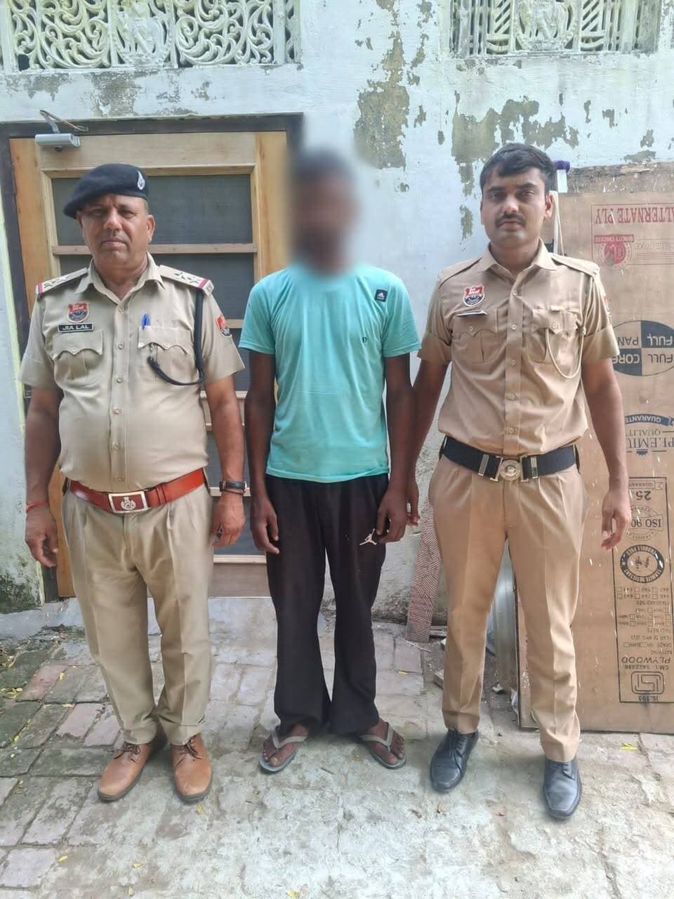 पंचकूला पुलिस का पुराने मामलों में फरार आरोपियों पर भी शिकंजा, 3 साल से अधिक समय से फरार चोर गिरफ्तार, वारदात में प्रयोग बाइक बरामद कर भेजा जेल
पंचकूला/ 09 सितंबर: अपराधियों के खिलाफ सख्त कार्रवाई करते हुए पंचकूला पुलिस द्वारा चोरी व स्नैचिंग जैसी वारदातों में संलिप्त आरोपियों की लगातार धरपकड़ की जा रही है। पुलिस कमिश्नर आईपीएस पंकज नैन के निर्देशानुसार पुलिस द्वारा जहां हाल के दिनों में दर्ज मामलों में आरोपियों को गिरफ्तार किया जा रहा है, वहीं पुराने मामलों में लंबे समय से फरार चल रहे आरोपियों को भी तलाश कर कानून के शिकंजे में लाया जा रहा है। इसी अभियान के तहत पंचकूला पुलिस ने चोरी के एक मामले में 3 साल से अधिक समय से फरार चल रहे आरोपी को गिरफ्तार करने में सफलता हासिल की है।
डीसीपी पंचकूला आईपीएस अदिति सिंह ने बताया कि गत 6 अप्रैल, 2023 को मूल रूप से उत्तर प्रदेश निवासी तथा वर्तमान में पंचकूला के रायपुर रानी क्षेत्र में रह रहे एक युवक ने मौली चौकी में लोहे की प्लेटें चोरी होने की शिकायत दी थी। शिकायत पर कार्रवाई करते हुए थाना रायपुर रानी में चोरी की धाराओं के तहत मामला दर्ज किया गया और आरोपियों की तलाश शुरू की गई।
मामले में मौली चौकी पुलिस टीम ने चौकी प्रभारी रामकरण की अगुवाई में कार्रवाई करते हुए दो आरोपियों साहिल और गुरसेवक को गिरफ्तार किया था। पुलिस ने आरोपियों के कब्जे से चोरी की गई लोहे की प्लेटें भी बरामद कर ली थीं। मामले में एक अन्य आरोपी लंबे समय से फरार चल रहा था जिसकी गिरफ्तारी के लिए पुलिस टीम लगातार प्रयासरत थी।
पुलिस टीम ने अब कार्रवाई करते हुए मामले में फरार चल रहे तीसरे आरोपी मोहित उर्फ काला, निवासी पंचकूला, उम्र 31 वर्ष को भी गिरफ्तार कर लिया है। पुलिस के अनुसार आरोपी पेशे से ट्रक चालक है और वारदात के बाद लगातार पुलिस से बचता हुआ घूम रहा था। पुलिस ने आरोपी की निशानदेही पर वारदात में प्रयोग की गई बाइक भी बरामद कर ली है। आरोपी को आज अदालत में पेश किया गया, जहां से उसे न्यायिक हिरासत में भेज दिया गया।