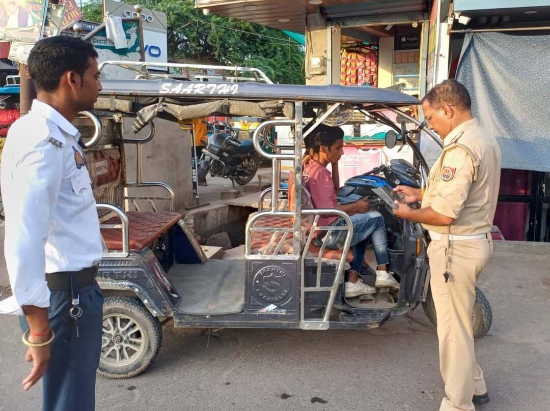 फिरोजाबाद: ट्रैफिक पुलिस ने ओवरलोड ऑटो और नाबालिग चालकों पर कसा शिकंजा की कार्यवाही
फिरोजाबाद। एसएसपी आदित्य लांग्हे के निर्देशन में यातायात पुलिस ने जिले में जाम और अव्यवस्था से निपटने के लिए विशेष अभियान चलाया।
अभियान के दौरान पुलिस ने तीन जगहों पर बड़ी कार्रवाई की -
1. 28 ऑटो के चालान: मानक से अधिक सवारी बैठाकर दौड़ रहे 28 ऑटो चालकों का मोटर वाहन अधिनियम के तहत चालान किया गया।
2. तीन बड़े चौराहे अतिक्रमण मुक्त: जैन मंदिर, एटा चौराहा शिकोहाबाद और बड़ा चौराहा टूंडला पर सड़क के दोनों ओर 50 मीटर तक लगे ऑटो, ई-रिक्शा और ठेलों को हटवाया गया। सभी को निर्धारित स्थान पर ही खड़े होने के निर्देश दिए गए।
3. 12 ई-रिक्शा सीज: नाबालिग बच्चों द्वारा ई-रिक्शा चलाने पर 12 ई-रिक्शा सीज किए गए। मालिकों को चेतावनी दी गई कि भविष्य में नाबालिग से वाहन न चलवाएं।
यातायात पुलिस ने आम लोगों से अपील की है कि ओवरलोड सवारी न बैठाएं, वाहन निर्धारित जगह पर ही खड़े करें और नाबालिगों को वाहन चलाने न दें।
#FirozabadPolice #TrafficAction #FirozabadNews #UPPolice