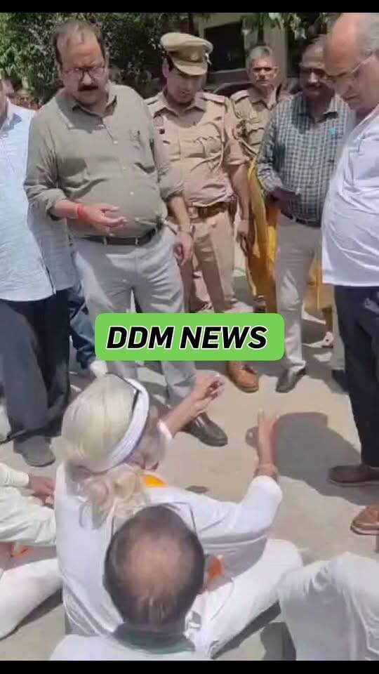 शिकोहाबाद तहसील में कांग्रेसियों का जोरदार हंगामा: SDM से तीखी नोकझोंक, नायब तहसीलदार ने जमीन पर बैठकर लिया ज्ञापन
नगर की विभिन्न जनसमस्याओं को लेकर शिकोहाबाद तहसील परिसर में कांग्रेस कार्यकर्ताओं ने जोरदार प्रदर्शन किया। कांग्रेस जिलाध्यक्ष रामनिवास यादव और नगर अध्यक्ष रामसेवक वैद्य के नेतृत्व में कार्यकर्ता एसडीएम को ज्ञापन देने पहुंचे थे।
11 बजे से इंतजार के बाद शुरू हुआ धरना
कांग्रेस नेताओं का आरोप है कि वे सुबह 11 बजे से एसडीएम का इंतजार कर रहे थे। काफी देर तक कोई अधिकारी बाहर नहीं आया, जिसके बाद नाराज कार्यकर्ताओं ने तहसील परिसर में ही अनिश्चितकालीन धरना शुरू कर दिया। मामला बढ़ता देख पुलिस और प्रशासनिक अधिकारी मौके पर पहुंचे।
SDM से तीखी बहस, इंस्पेक्टर ने संभाला मोर्चा
जब एसडीएम राजेश शुक्ला मौके पर पहुंचे, तो ज्ञापन लेने की प्रक्रिया को लेकर उनके और कांग्रेस जिलाध्यक्ष के बीच तीखी नोकझोंक हो गई। माहौल गरमाते देख इंस्पेक्टर अनुज कुमार राणा ने हस्तक्षेप किया और दोनों पक्षों को समझाया। आखिरकार, स्थिति को शांत करने के लिए नायब तहसीलदार ने खुद जमीन पर बैठकर कांग्रेसियों से ज्ञापन प्राप्त किया।
तहसील में क्या हुआ? एसडीएम और कांग्रेस जिलाध्यक्ष के बीच क्यों हुई नोकझोंक? देखिए पूरी घटना का वीडियो!
#Shikohabad #Firozabad #UPNews #CongressProtest #UPAdmin #BreakingNews #ShikohabadNews #UPPolice #FirozabadNews
@INCIndia @UPCongratulation @FirozabadPolice @UPGovt