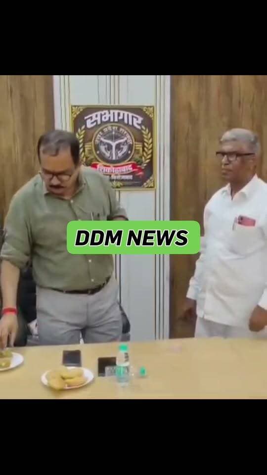 फिरोजाबाद: शिकोहाबाद तहसील सभागार में जश्न, SDM और अधिवक्ताओं ने एक-दूसरे को खिलाई मिठाई
शिकोहाबाद तहसील से जसराना तहसील में शामिल किए गए 70 राजस्व गांवों को फिर से शिकोहाबाद में शामिल किए जाने पर आज तहसील सभागार में खुशी का माहौल रहा।
फैसला आते ही SDM और शिकोहाबाद तहसील के अधिवक्ताओं ने एक दूसरे को मिठाई खिलाकर बधाई दी। अधिवक्ताओं ने कहा था कि गांवों के जसराना में जाने से किसानों और आम लोगों को बैनामा व राजस्व कार्यों के लिए लंबी दूरी तय करनी पड़ रही थी।
अब सभी 70 गांवों के राजस्व कार्य फिर से शिकोहाबाद तहसील में ही होंगे। इस फैसले से ग्रामीणों में भी खुशी है।
#Firozabad #Shikohabad #SDM #Advocates #70Villages